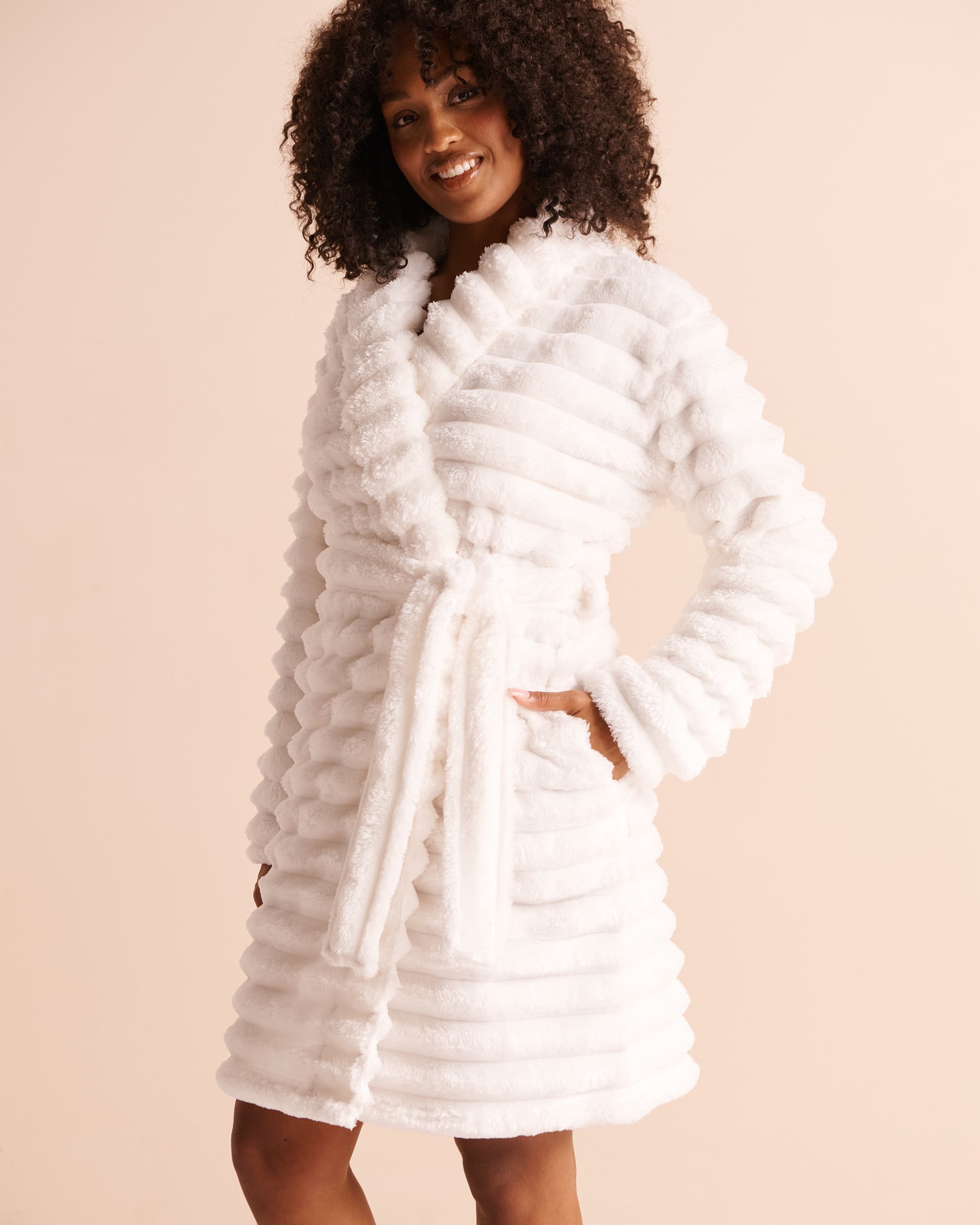 LA VIE EN ROSE Textured Stripe Plush Robe White 40600249 - View1