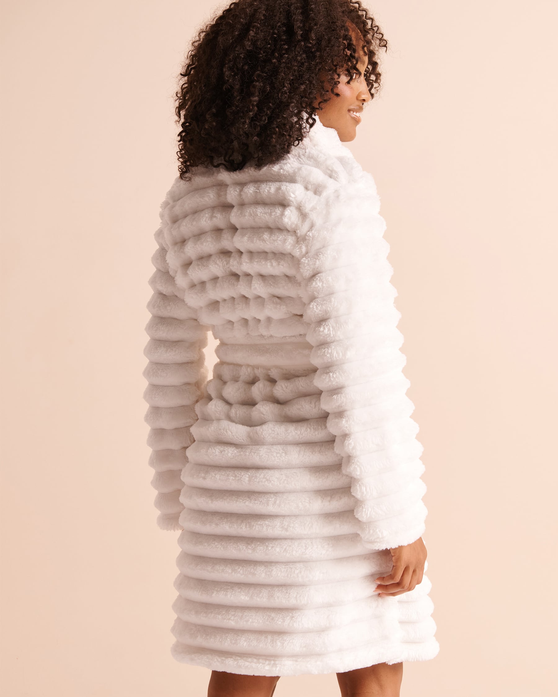 LA VIE EN ROSE Textured Stripe Plush Robe White 40600249 - View2