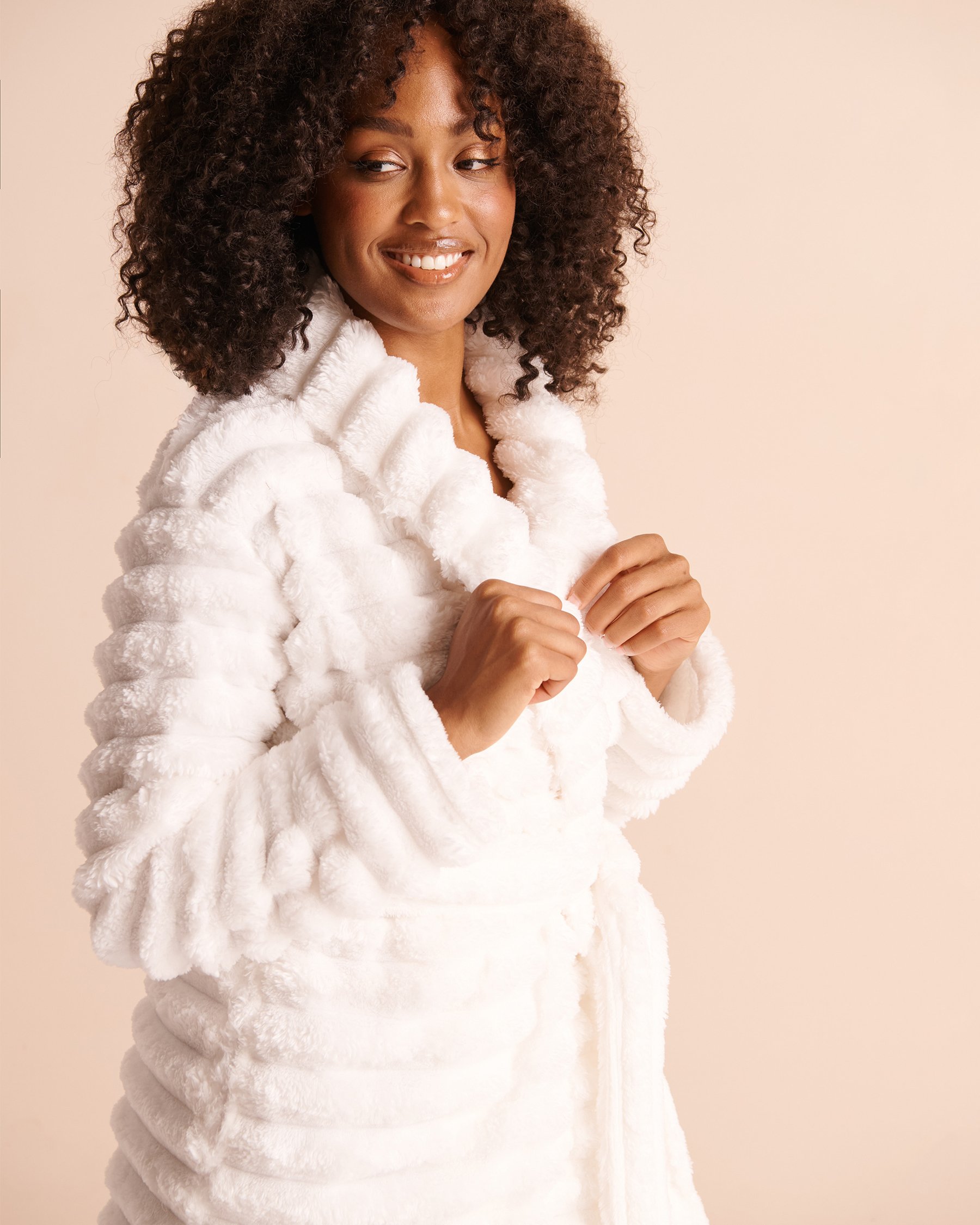 LA VIE EN ROSE Textured Stripe Plush Robe White 40600249 - View3