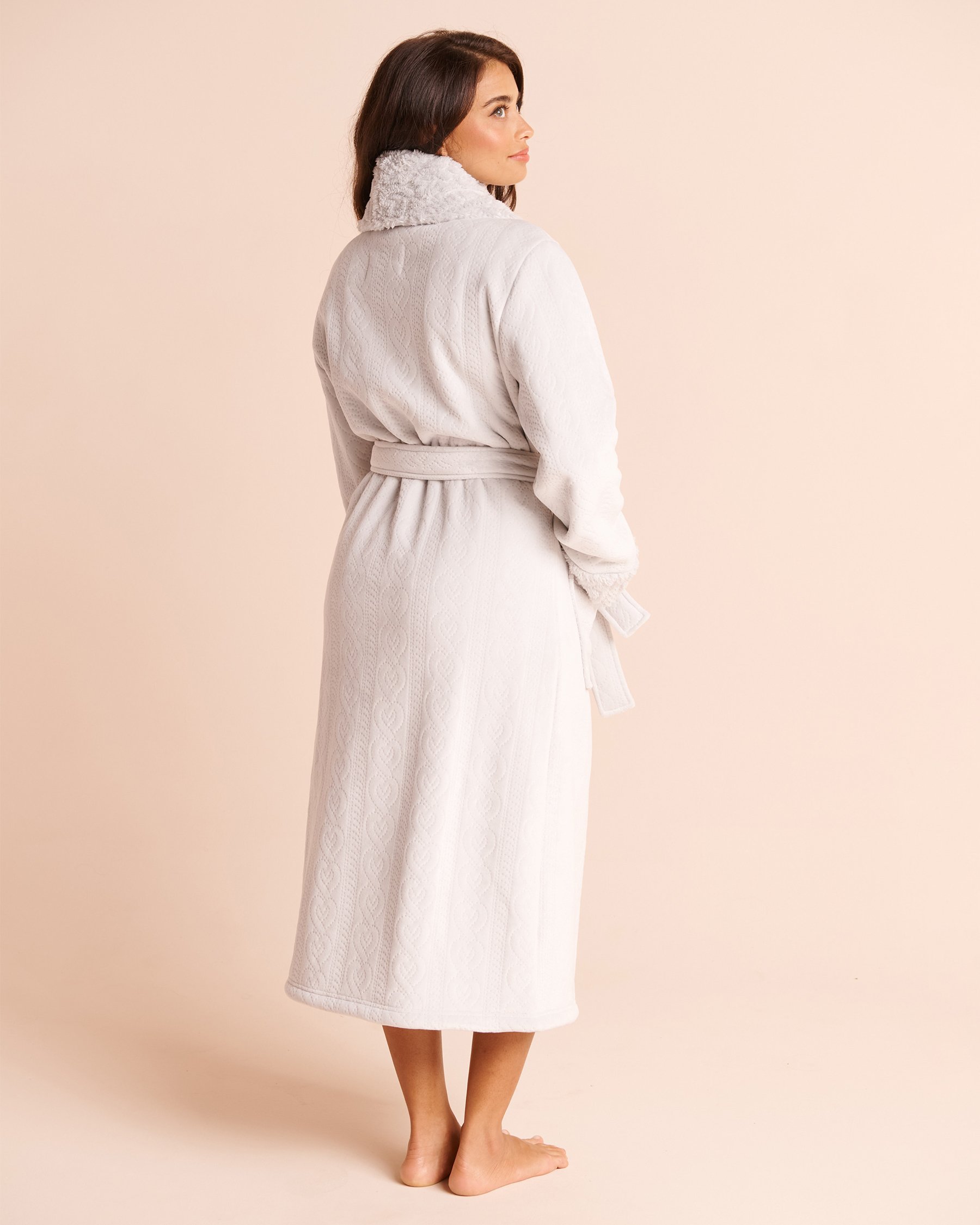 LA VIE EN ROSE Sherpa-Lined Embossed Cable Robe Grey 40600244 - View2