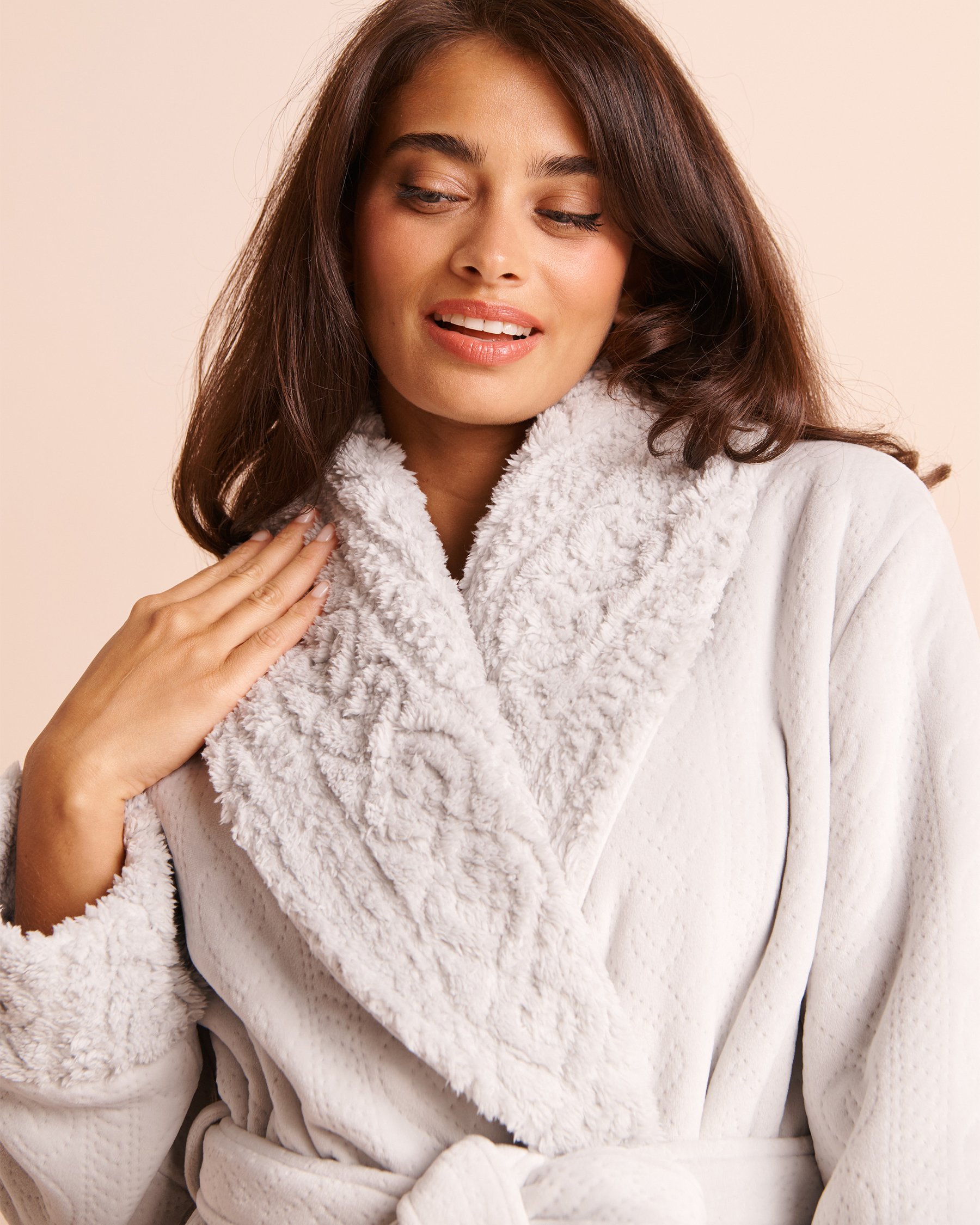 LA VIE EN ROSE Sherpa-Lined Embossed Cable Robe Grey 40600244 - View3