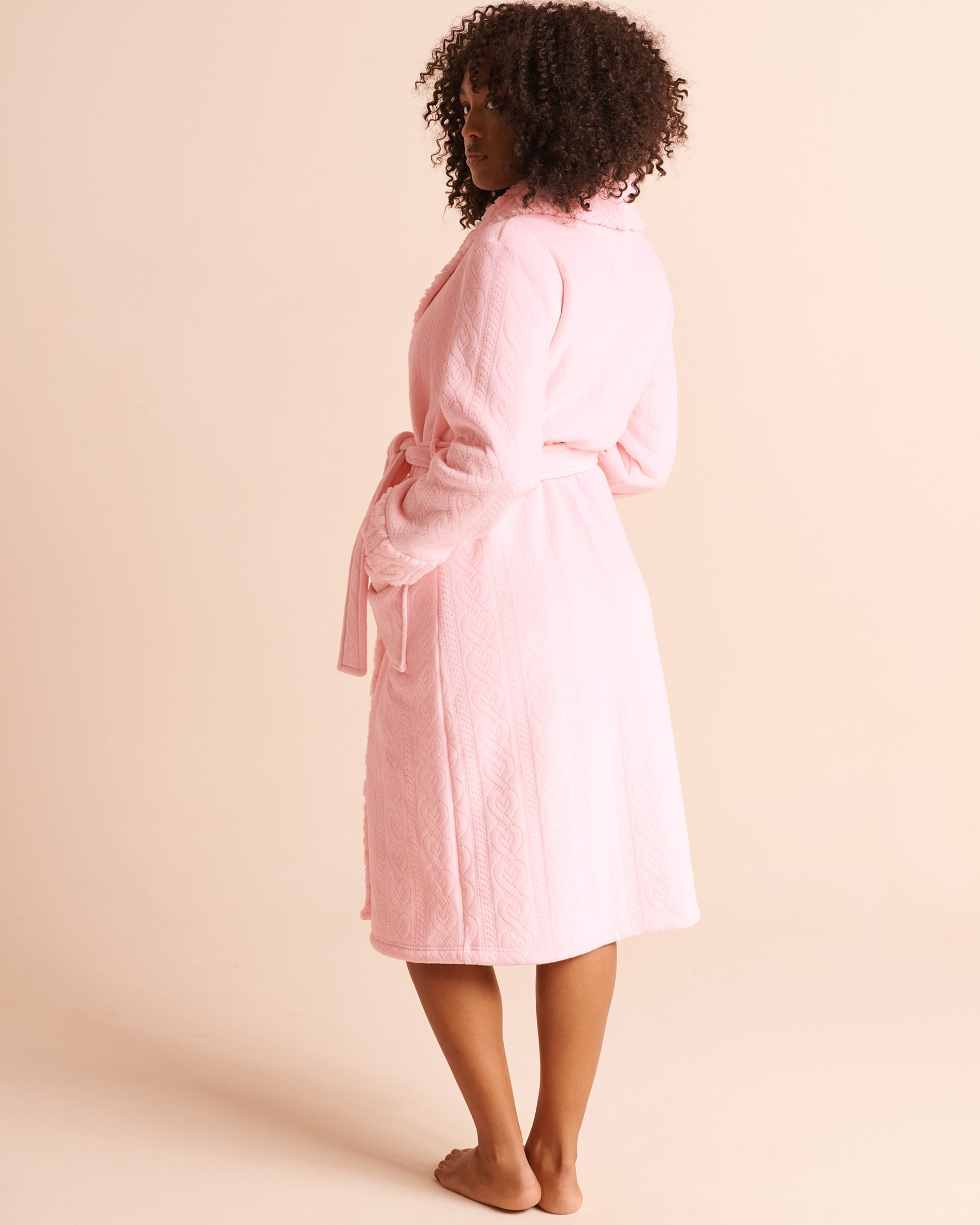 LA VIE EN ROSE Sherpa-Lined Embossed Cable Robe Pink 40600244 - View2