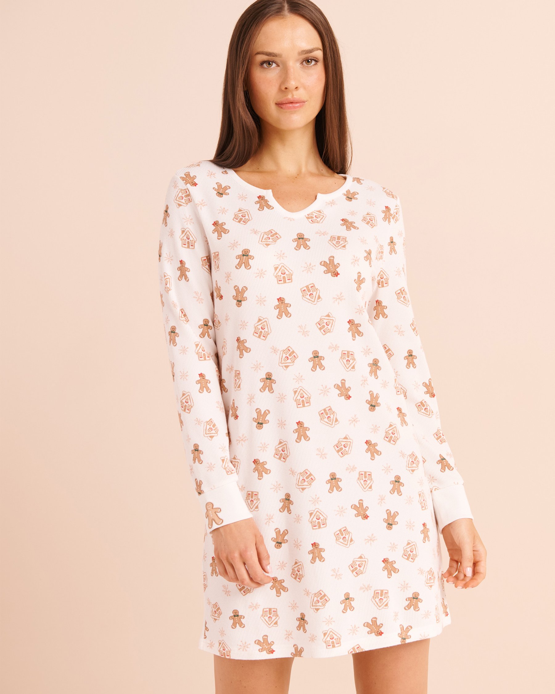 LA VIE EN ROSE Chemise de nuit manches longues en tricot gaufré imprimé pain d'épices Blanc/Pain d'épices 40500520 - View1