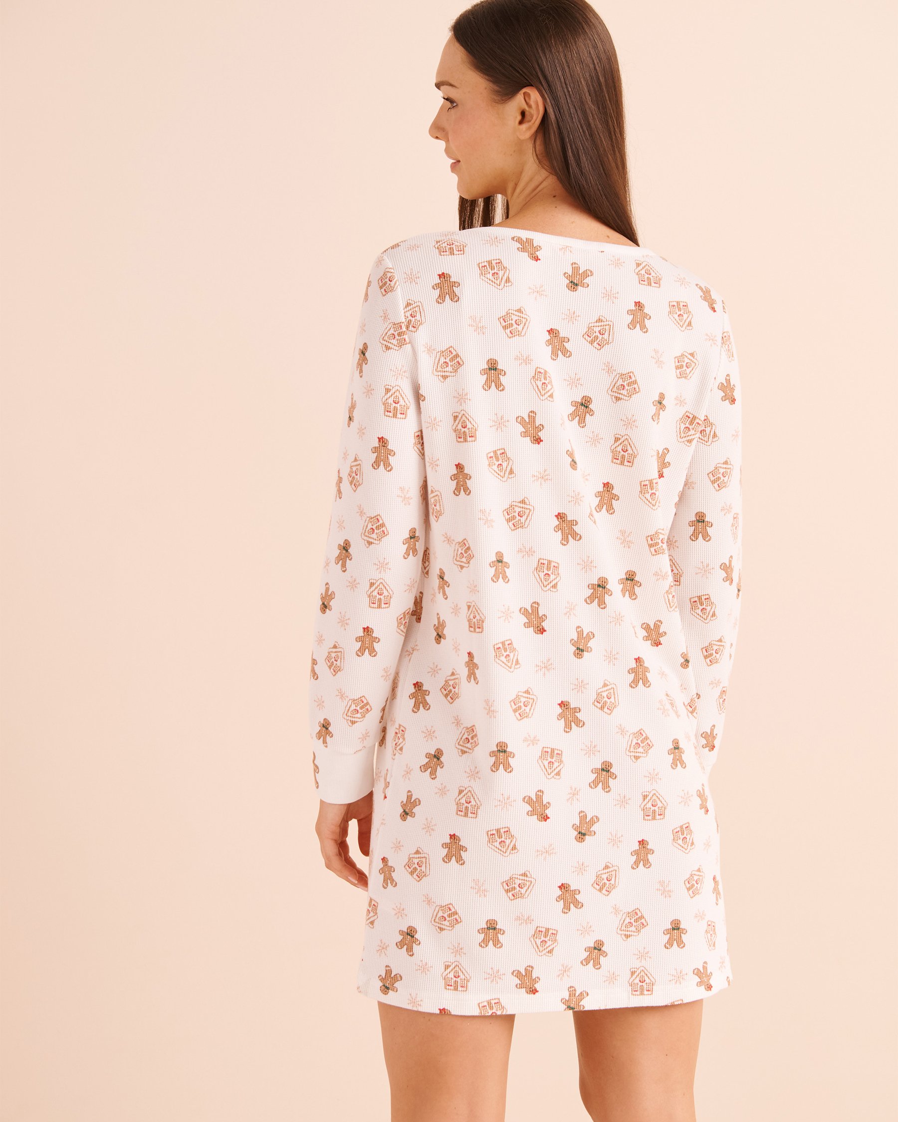 LA VIE EN ROSE Chemise de nuit manches longues en tricot gaufré imprimé pain d'épices Blanc/Pain d'épices 40500520 - View2