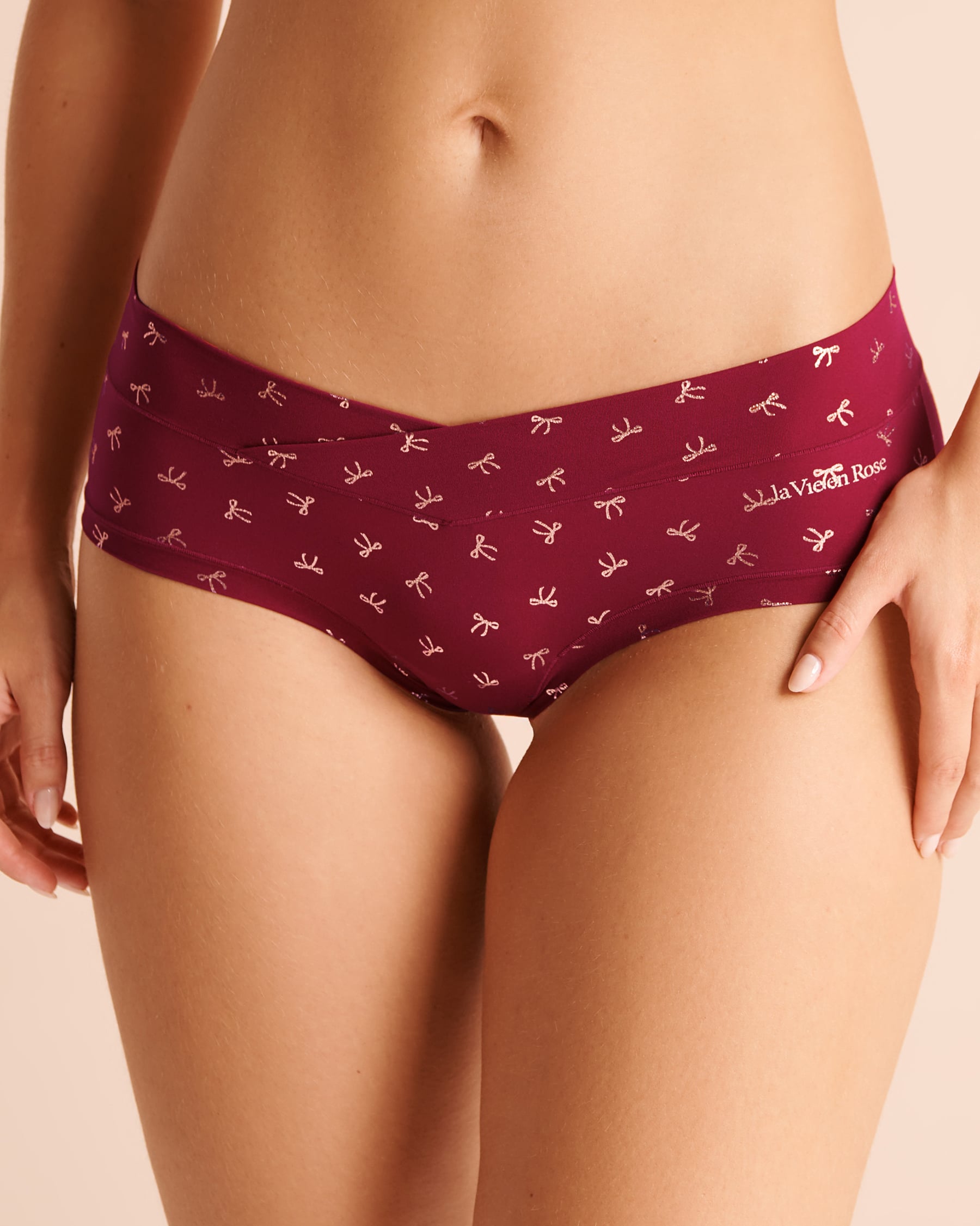 LA VIE EN ROSE Perfect Fit Hiphugger Panty Burgundy/White Bows 20200896 - View1