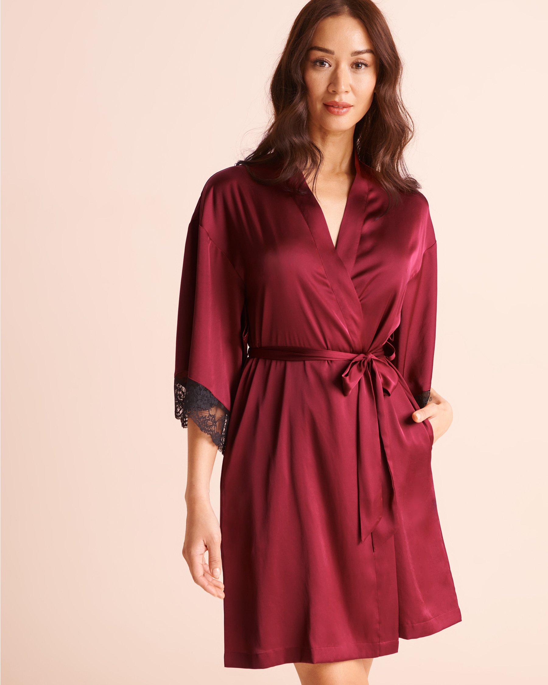 LA VIE EN ROSE Kimono en satin bordure de dentelle Bourgogne 60600132 - View1