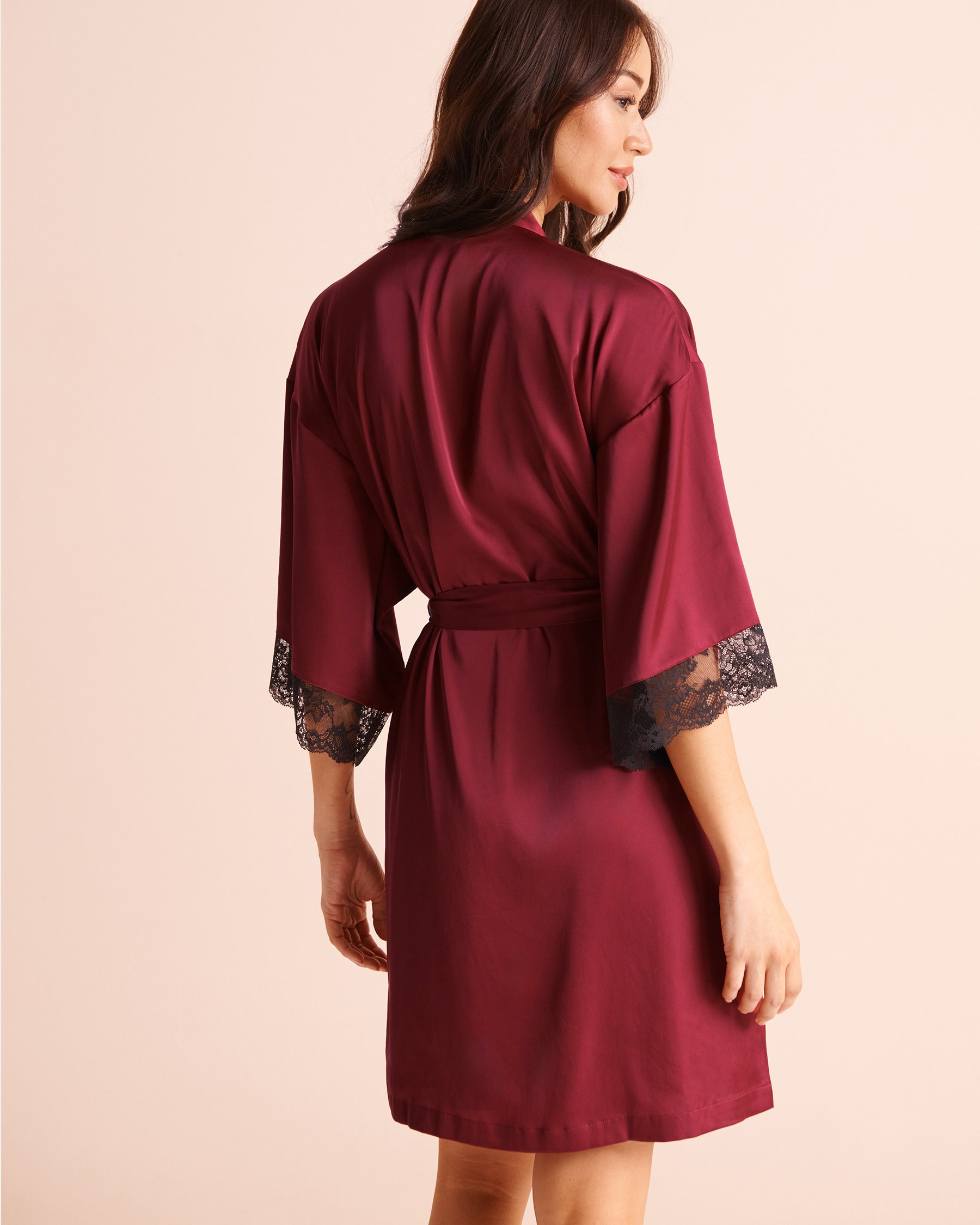 LA VIE EN ROSE Kimono en satin bordure de dentelle Bourgogne 60600132 - View2