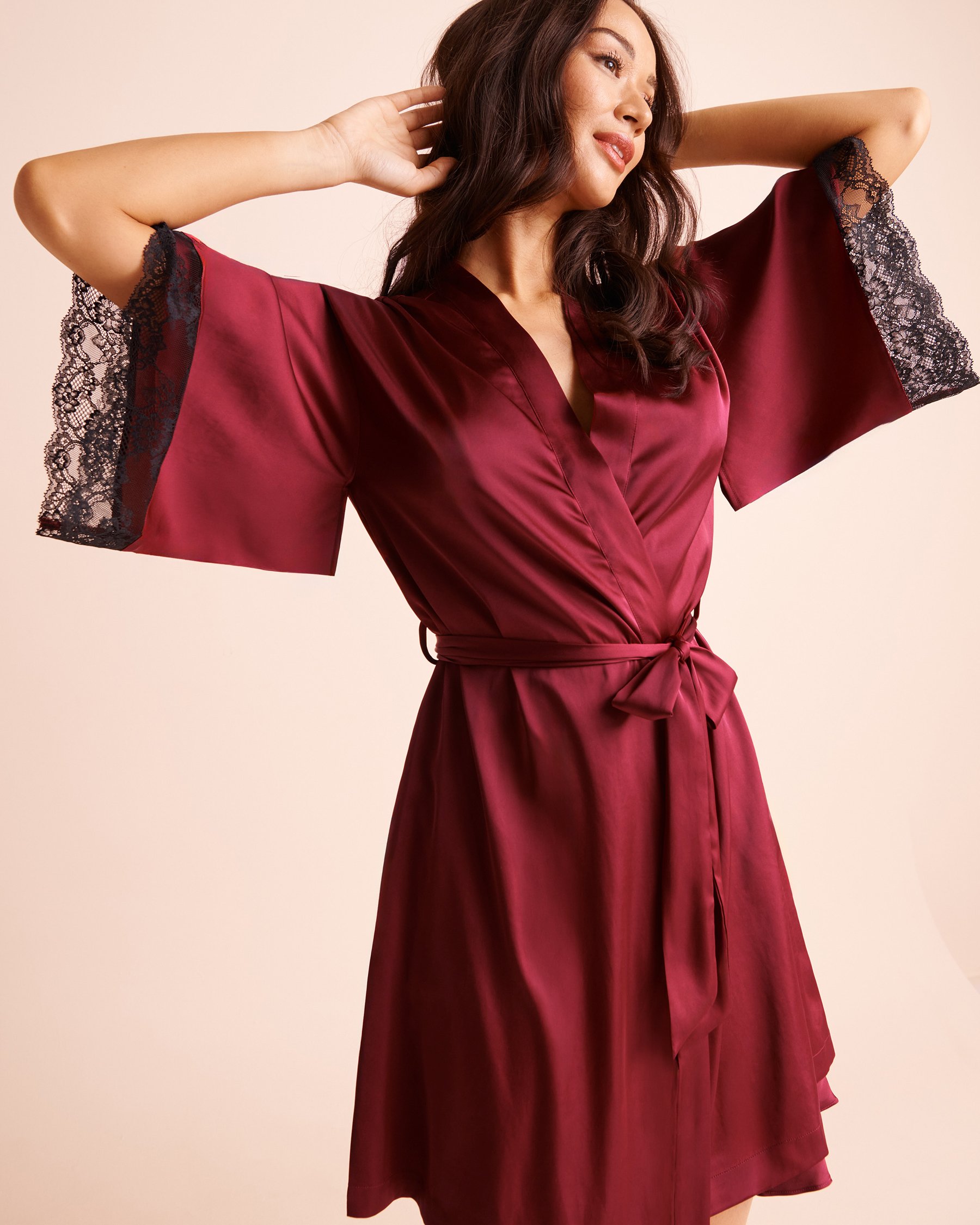 LA VIE EN ROSE Kimono en satin bordure de dentelle Bourgogne 60600132 - View3