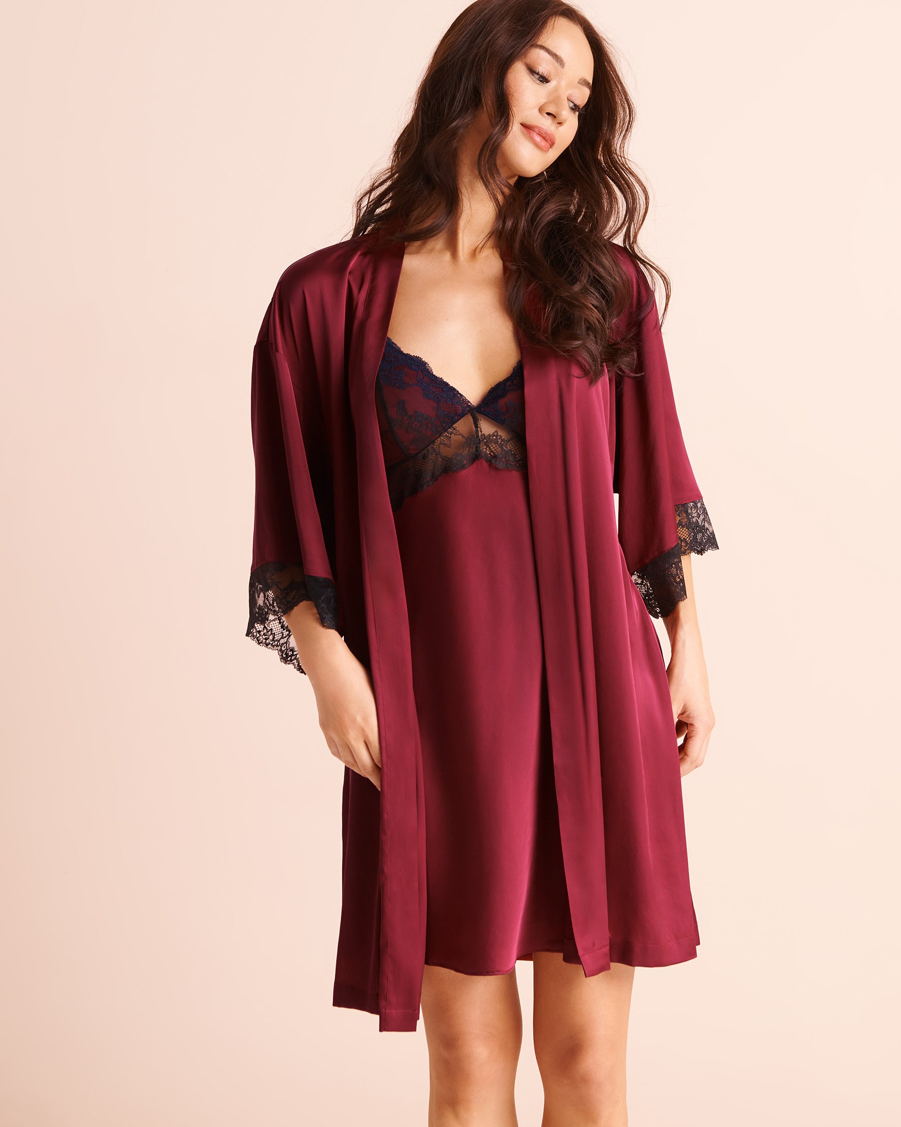 LA VIE EN ROSE Kimono en satin bordure de dentelle Bourgogne 60600132 - View4