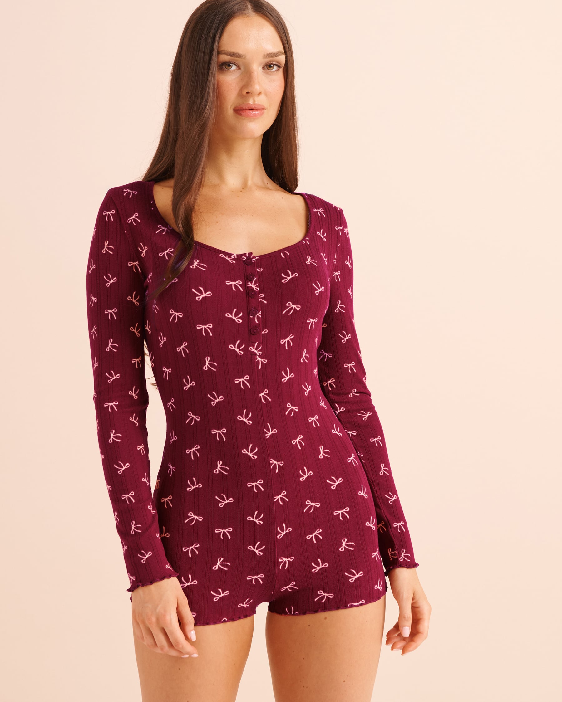 LA VIE EN ROSE Combishort manches longues en pointelle brossée imprimé nœuds Rouge/Nœuds 40300075 - Voir1
