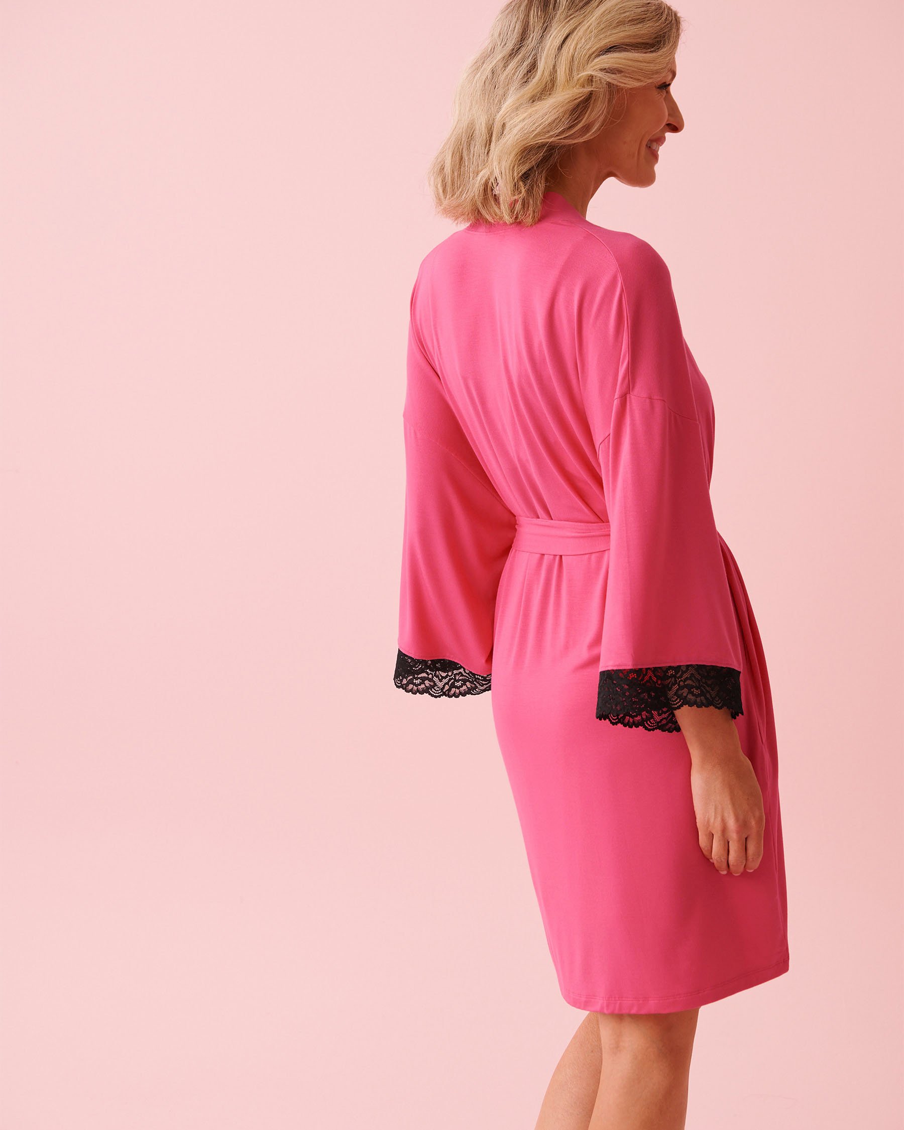 LA VIE EN ROSE Kimono en modal avec bordure en dentelle Rose fuchsia 60600112 - Voir3