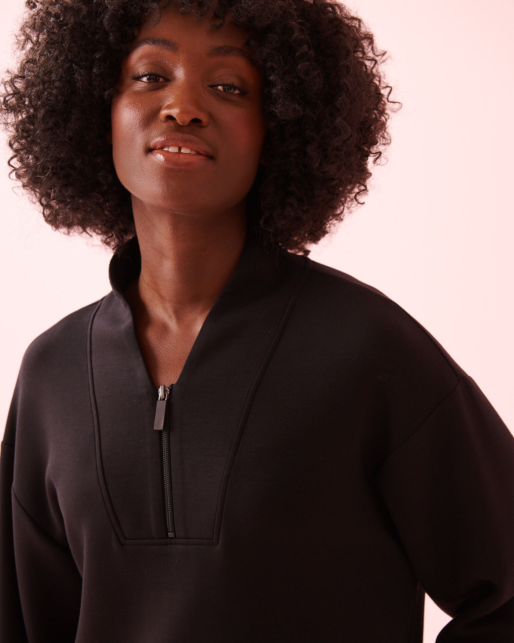 LA VIE EN ROSE Interlock Half-zip Sweatshirt Black 50100120 - View3