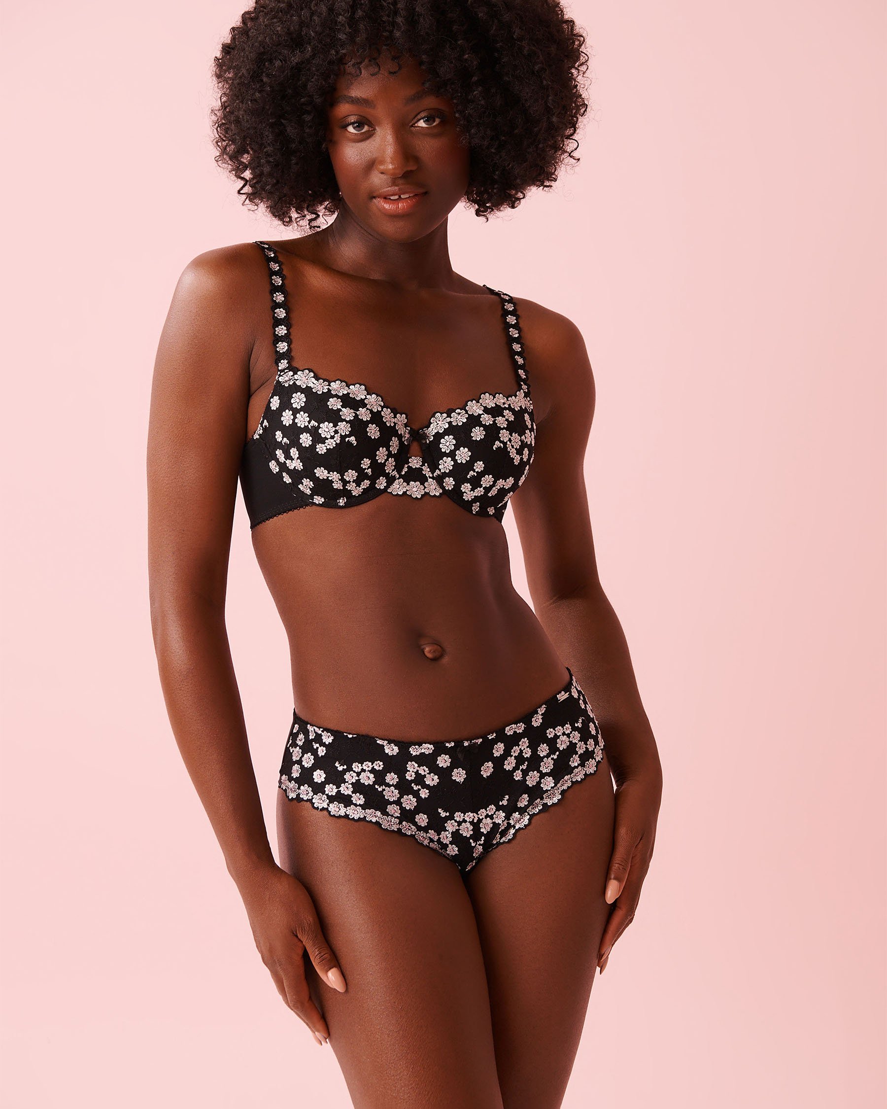 LA VIE EN ROSE Embroidered Mesh Garter Cheeky Panty Black/White Daisies 20300482 - View7