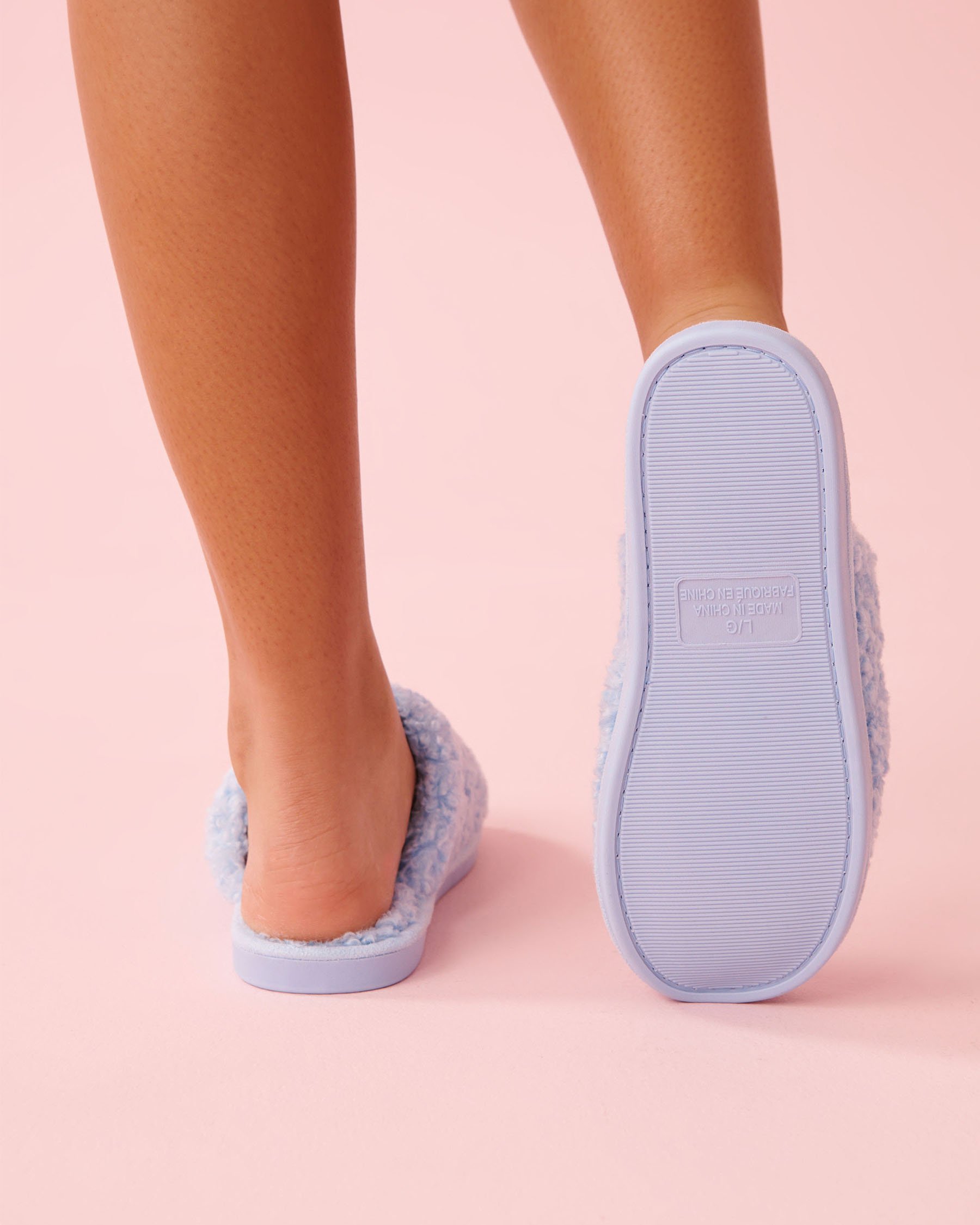 LA VIE EN ROSE Pantoufles en fausse fourrure bouclée broderies roses Bleu nuage 40700454 - View2