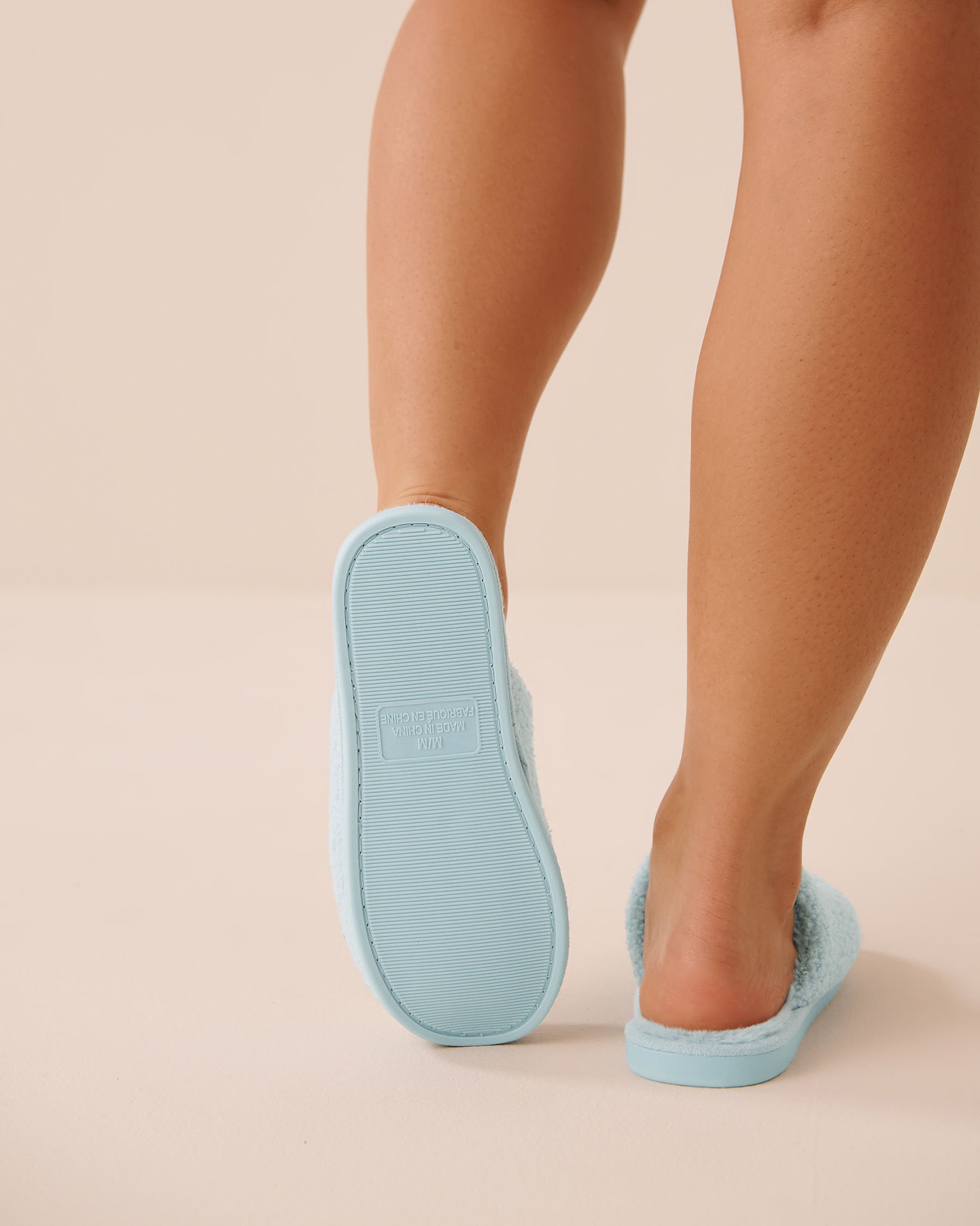 LA VIE EN ROSE Pantoufles en fausse fourrure bouclée motif chat Bleu pâle 40700462 - View2