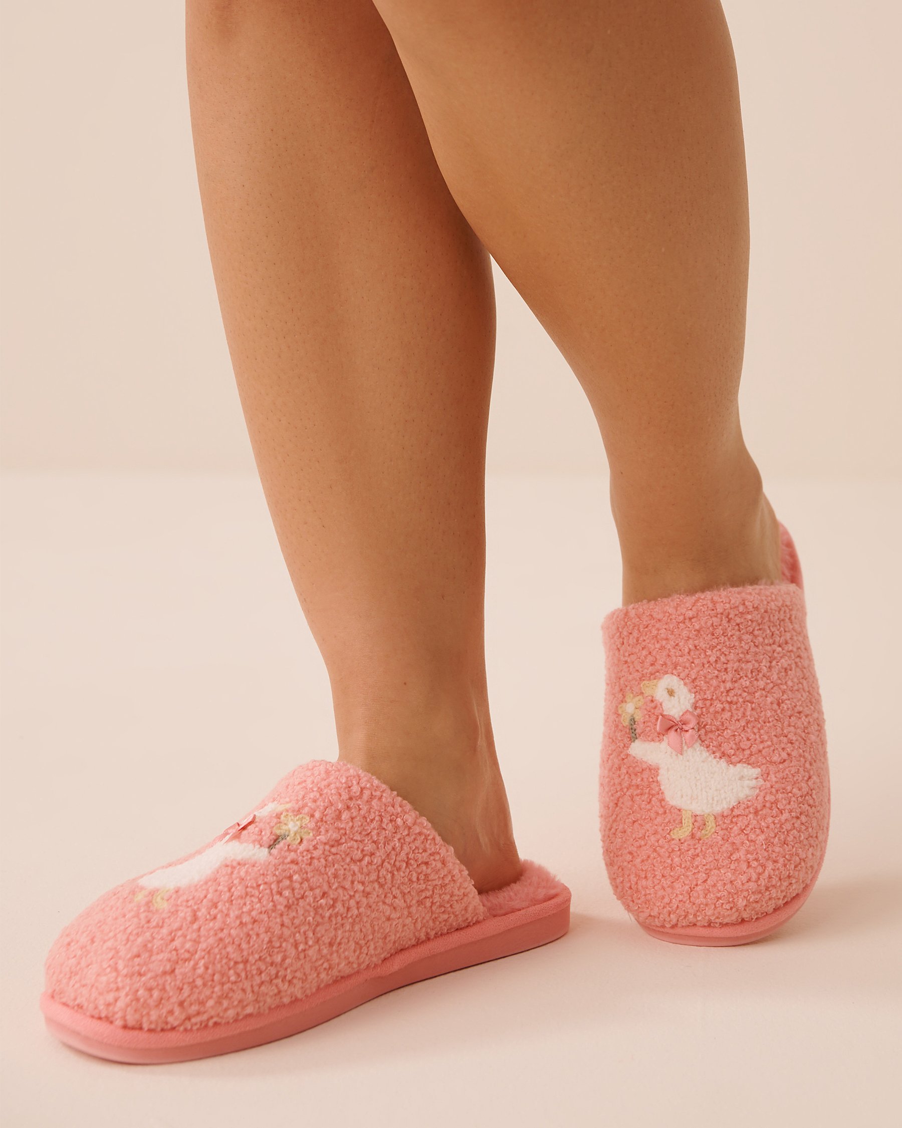 LA VIE EN ROSE Pantoufles en fausse fourrure bouclée motif oie Rose pêche 40700462 - View1