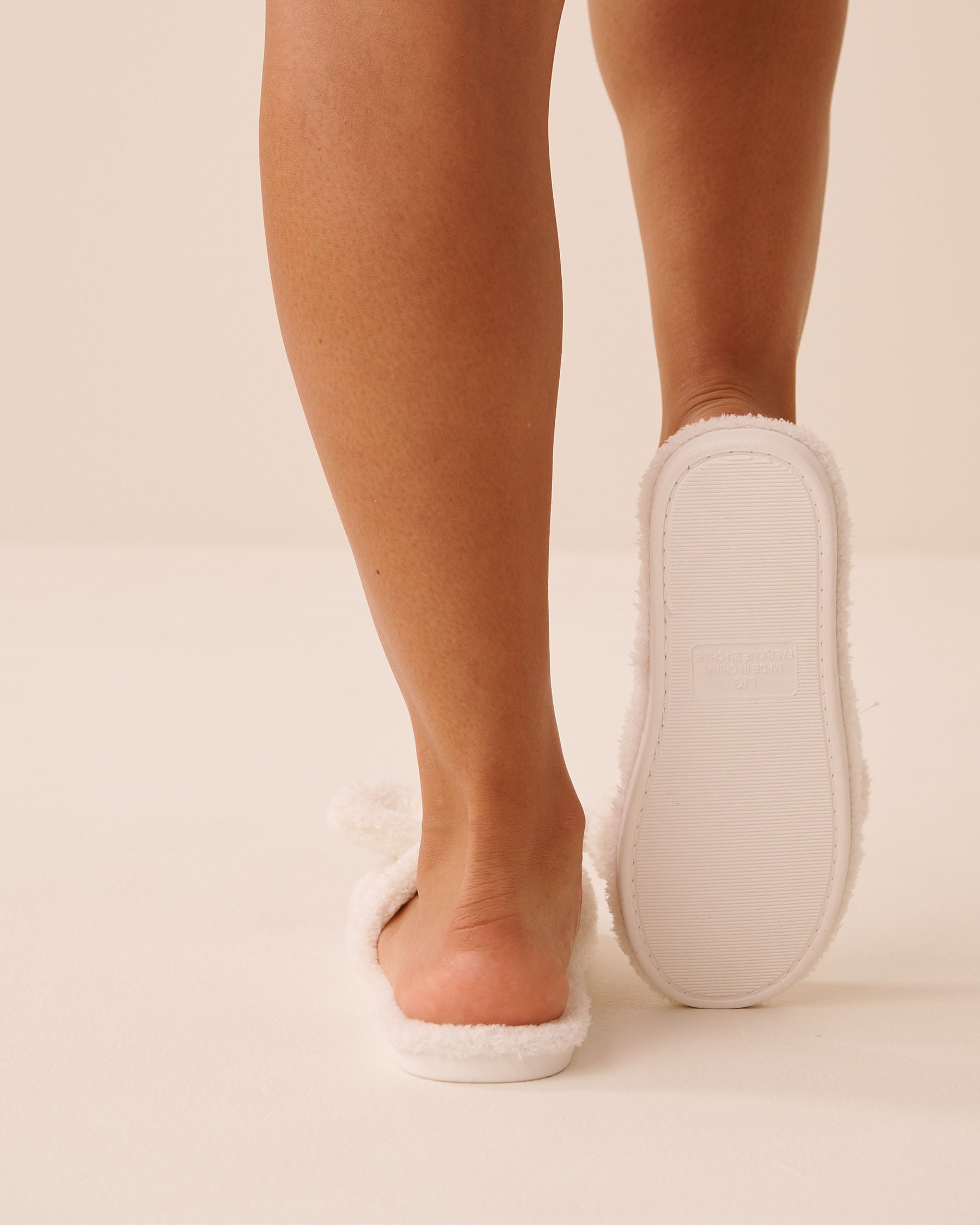 LA VIE EN ROSE Bow Soft Plush Slide Slippers White 40700466 - View2