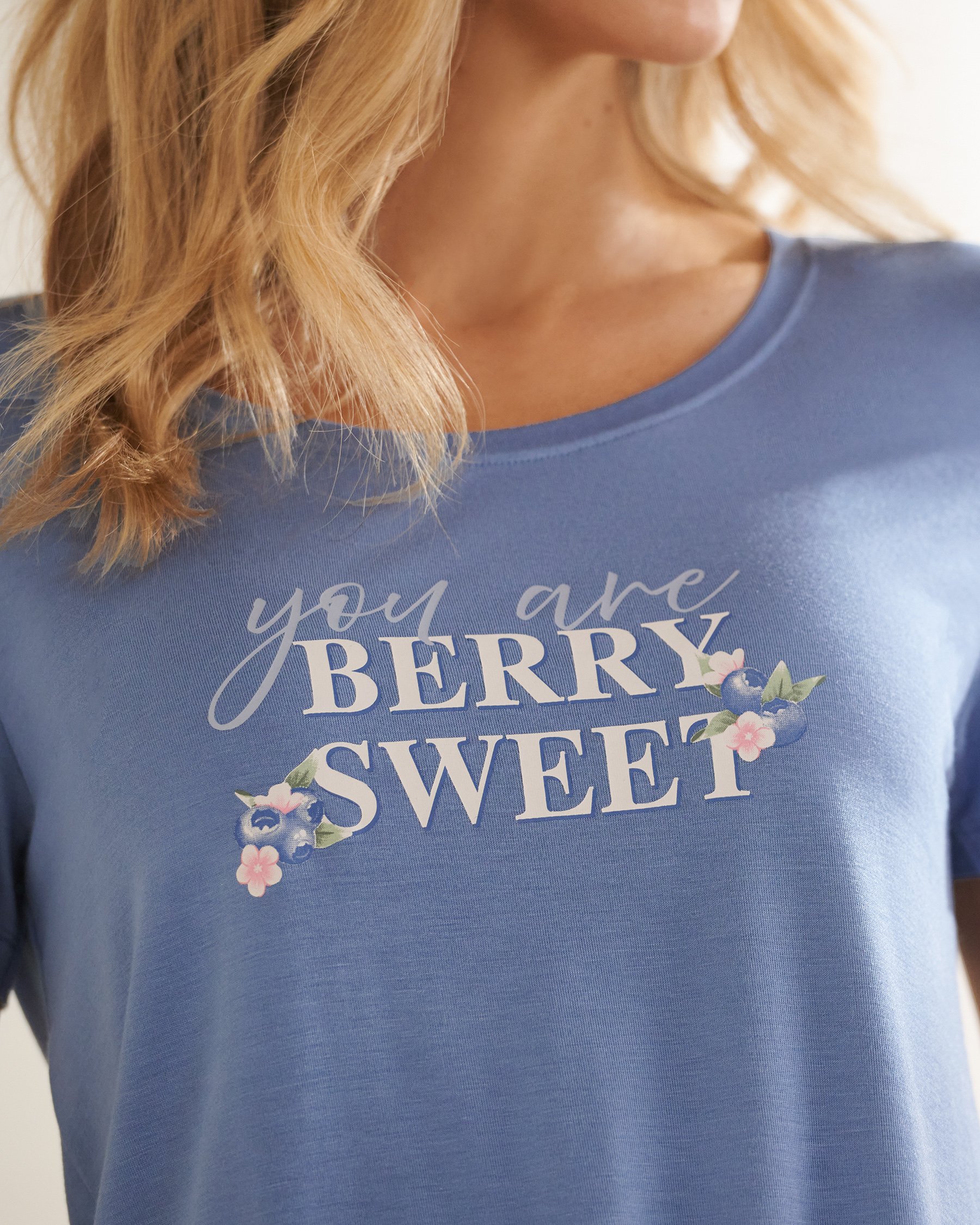LA VIE EN ROSE T-shirt en jersey doux imprimé baies Bleu/Berry Sweet 60100190 - View1