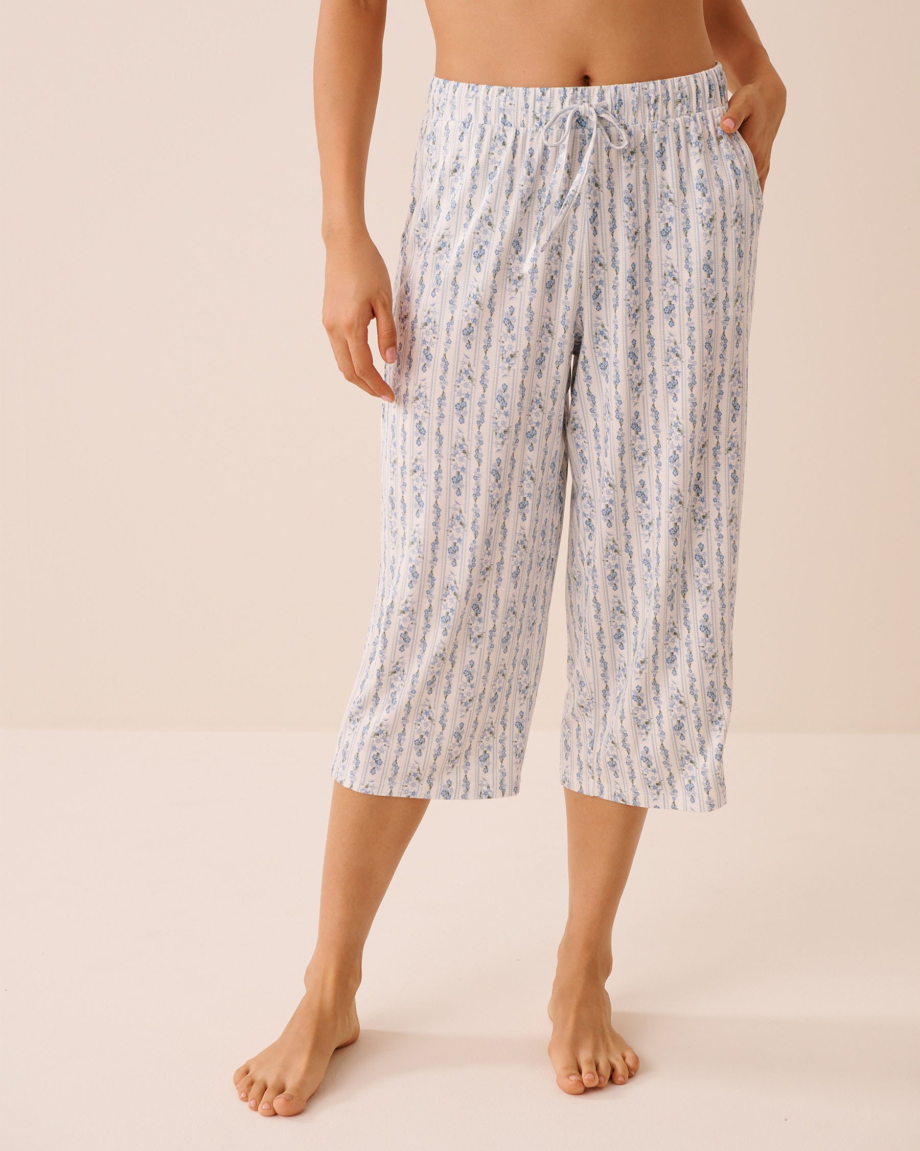 LA VIE EN ROSE Capri de pyjama en jersey doux imprimé fleurs bleues Fleurs bleues/Rayures 60200183 - View1