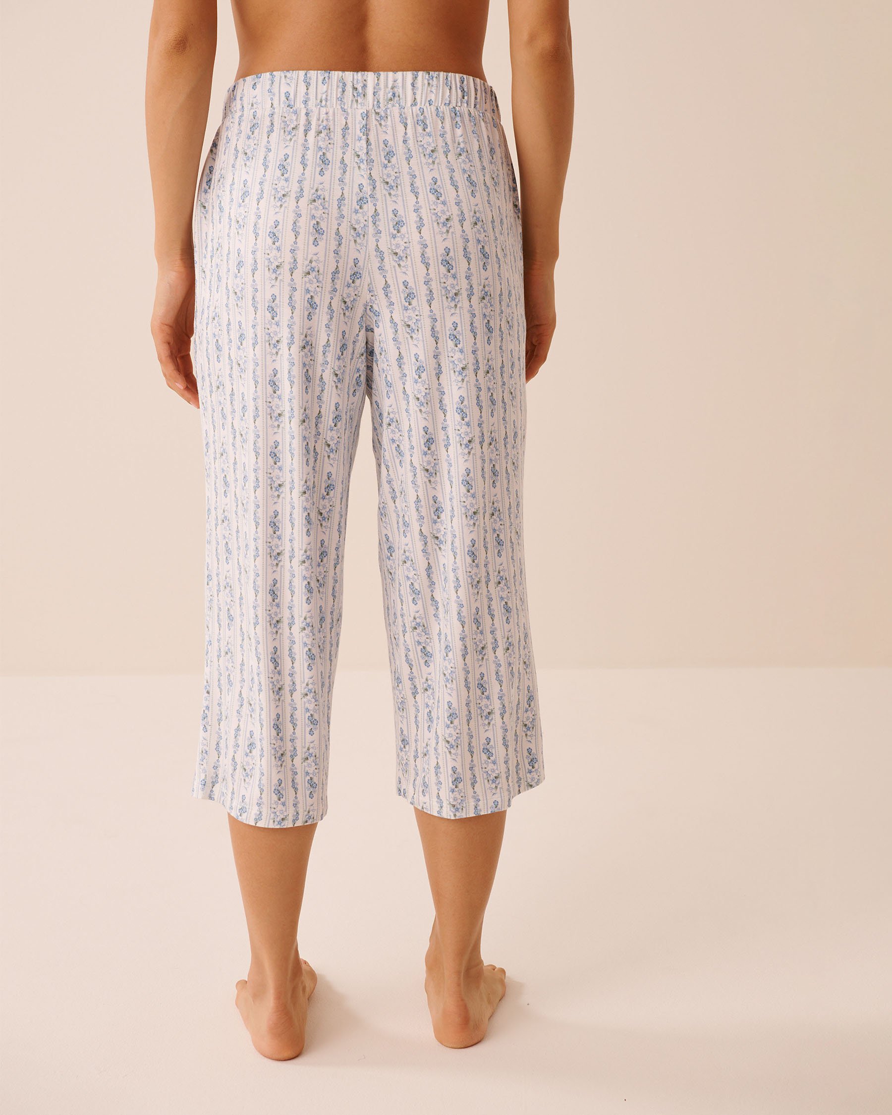 LA VIE EN ROSE Capri de pyjama en jersey doux imprimé fleurs bleues Fleurs bleues/Rayures 60200183 - View2