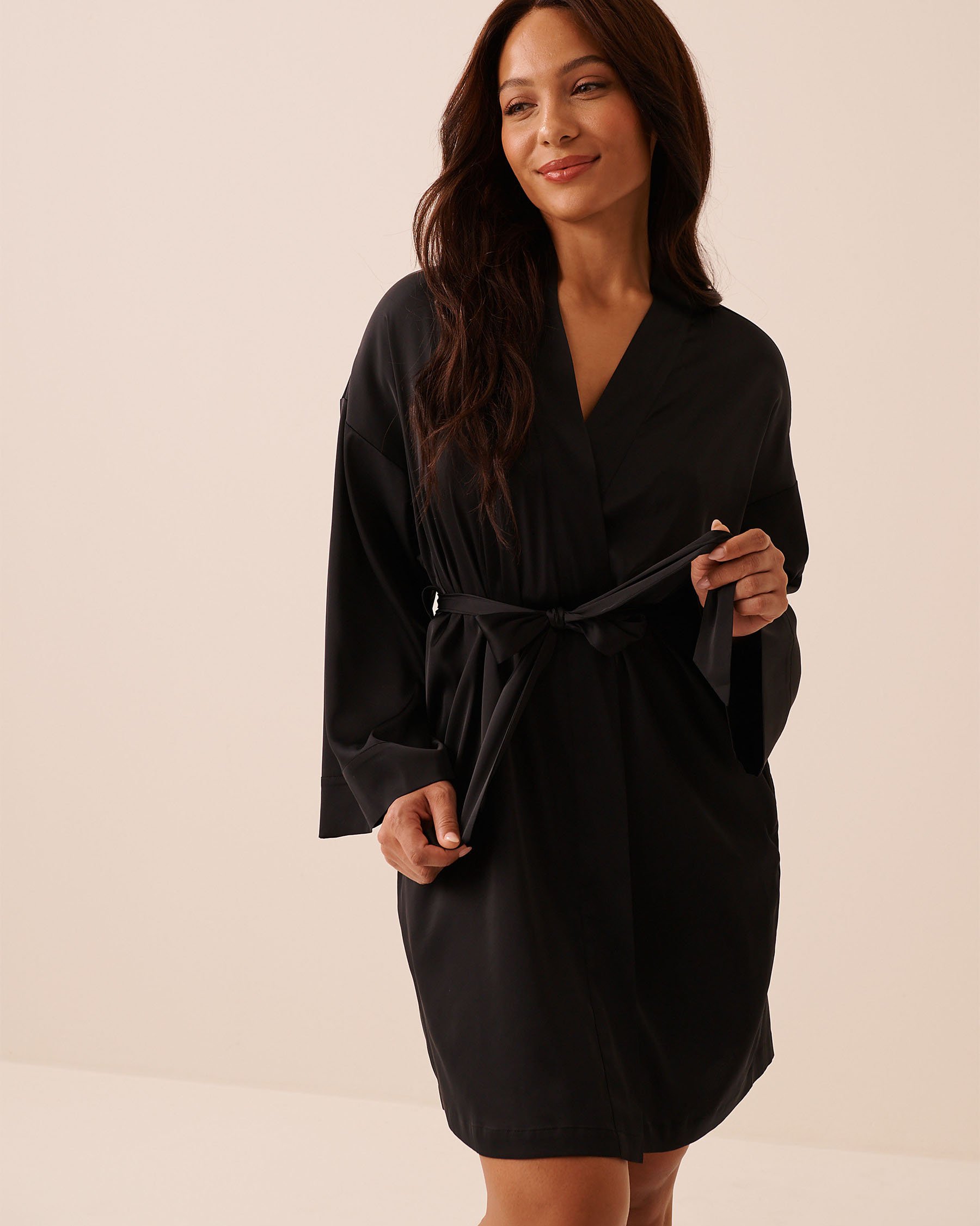 LA VIE EN ROSE Kimono en satin Noir 60600119 - View1