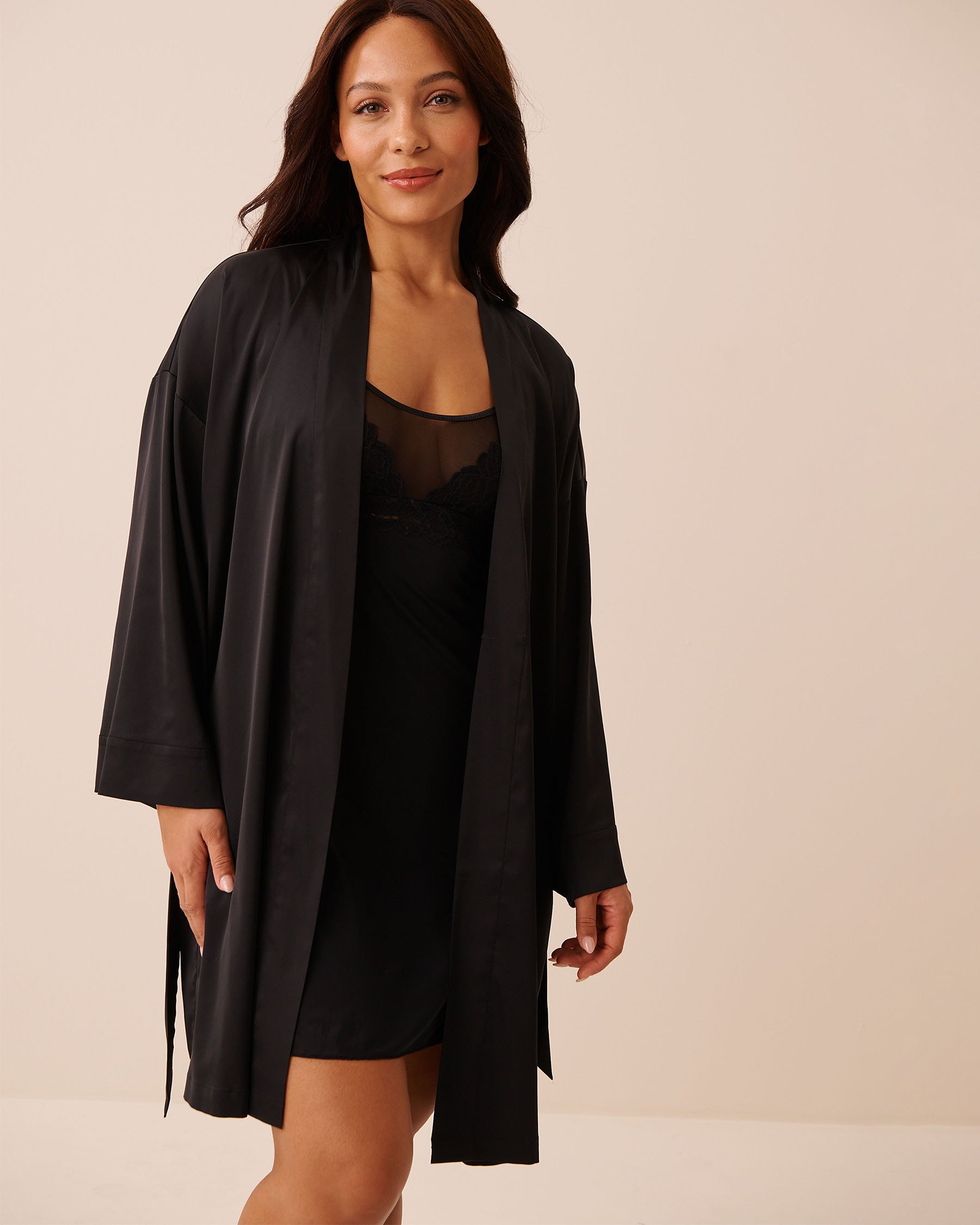 LA VIE EN ROSE Kimono en satin Noir 60600119 - Voir4