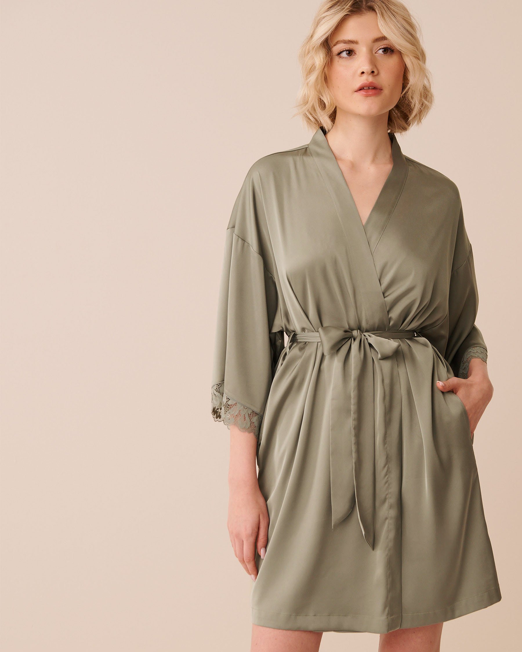 LA VIE EN ROSE Kimono en satin bordure de dentelle Vert sauge 60600117 - View1