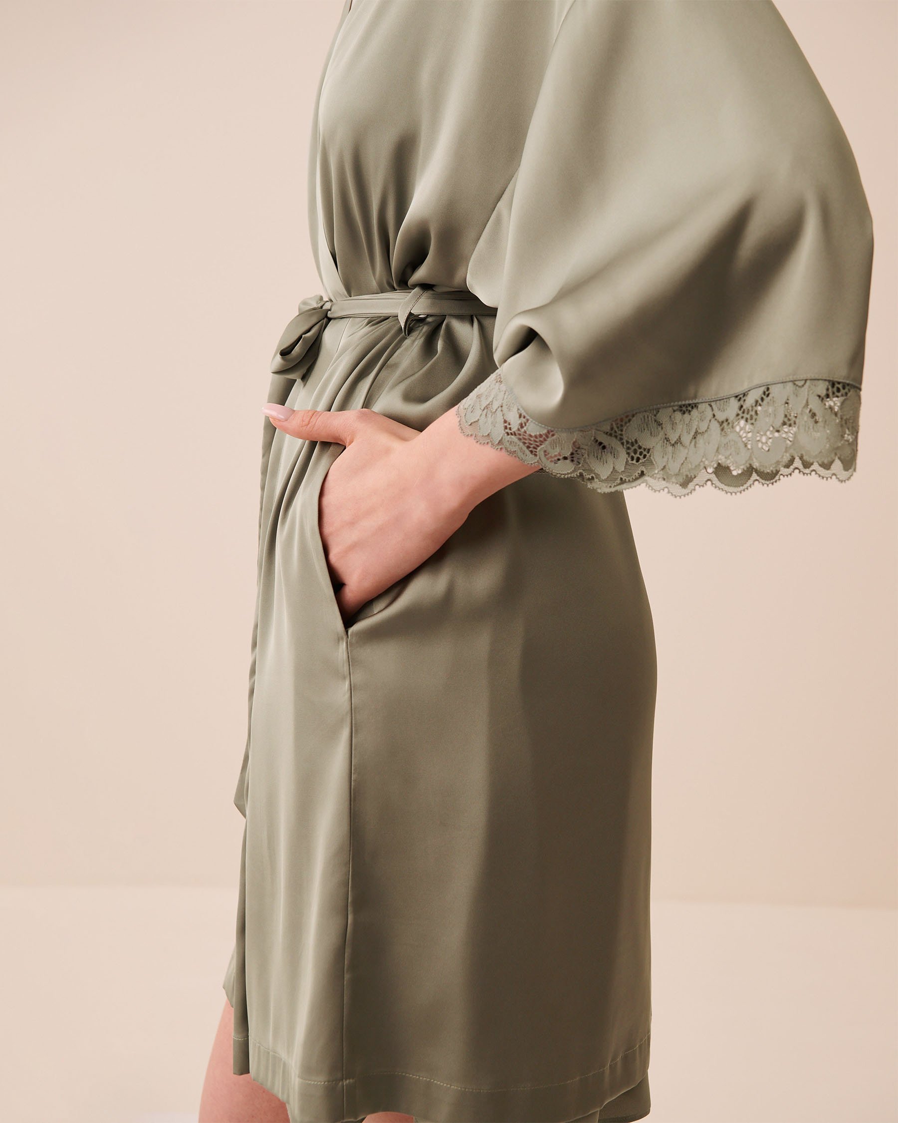 LA VIE EN ROSE Kimono en satin bordure de dentelle Vert sauge 60600117 - Voir3