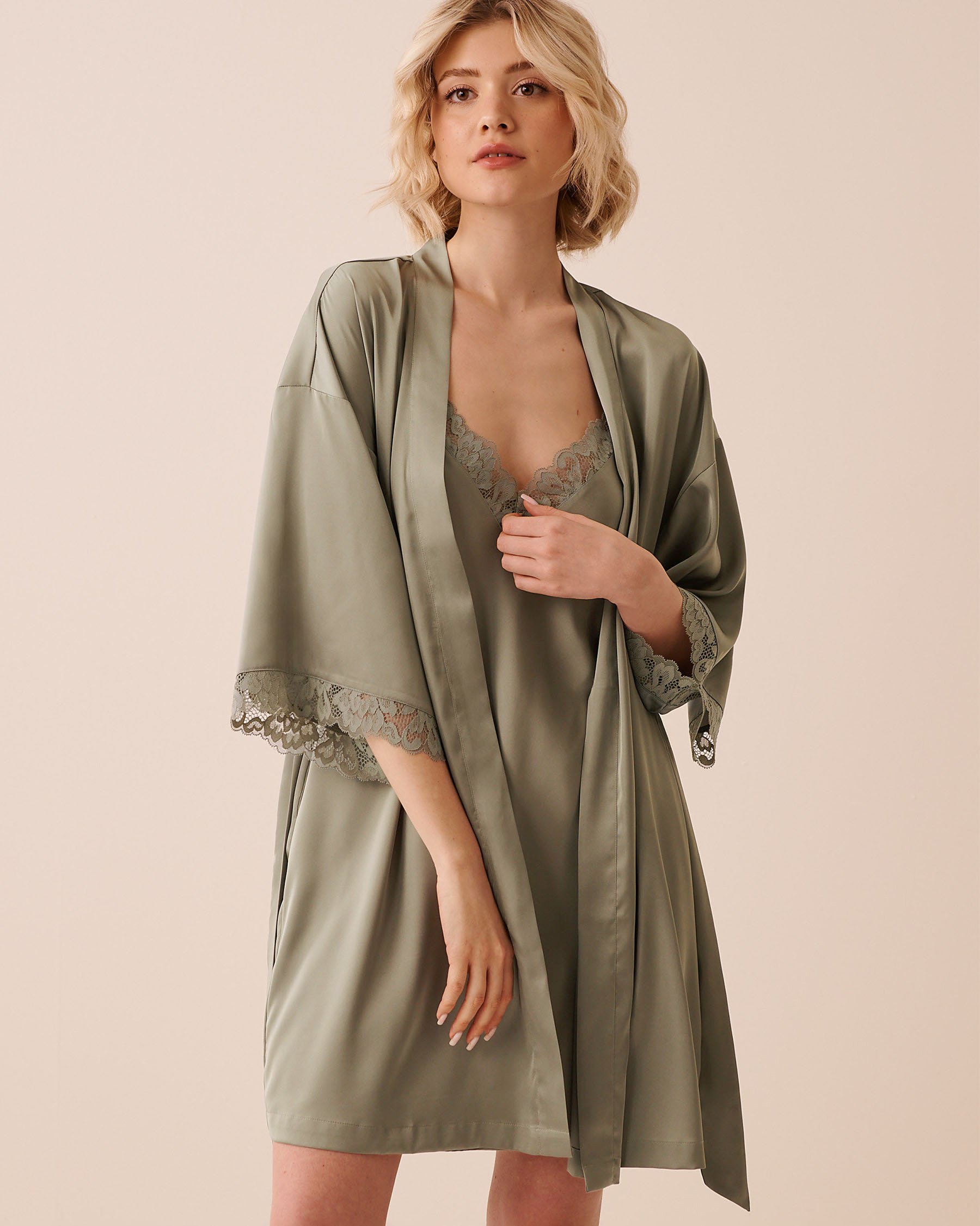 LA VIE EN ROSE Kimono en satin bordure de dentelle Vert sauge 60600117 - Voir4