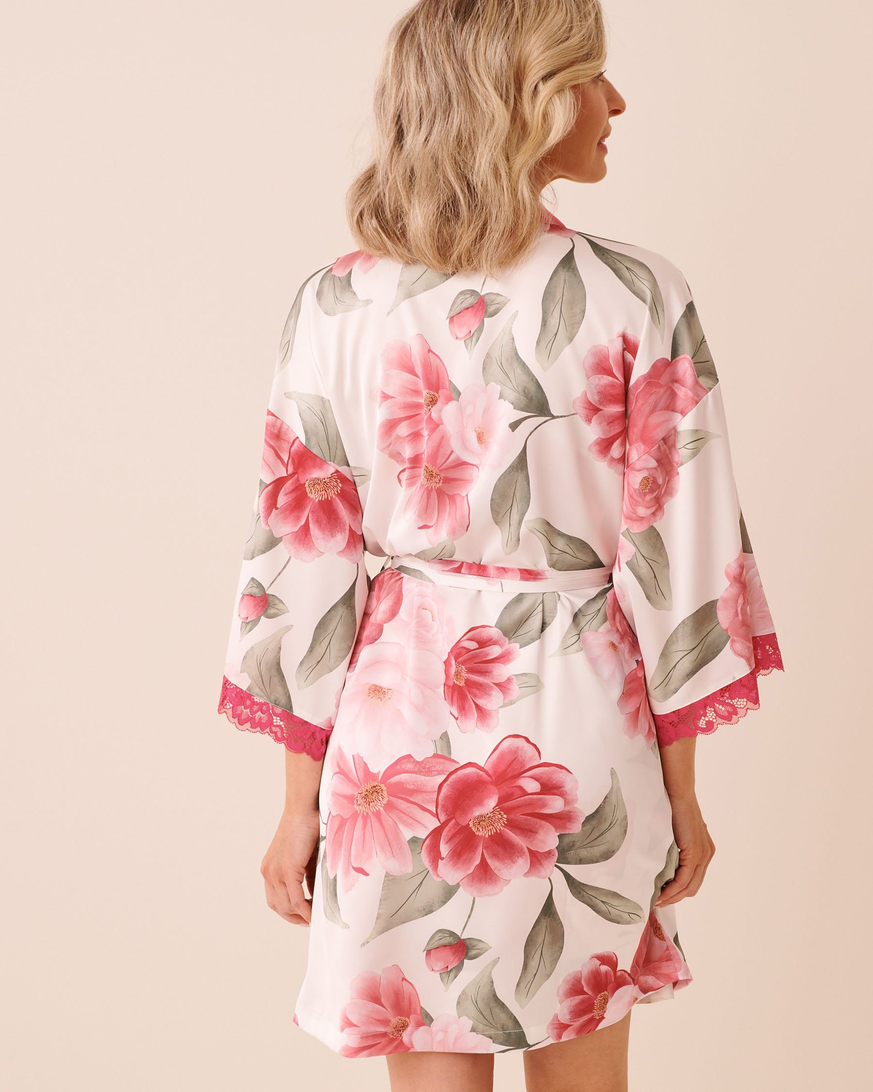 LA VIE EN ROSE Kimono en satin bordure de dentelle imprimé camélia Blanc/Camélias 60600117 - Voir3