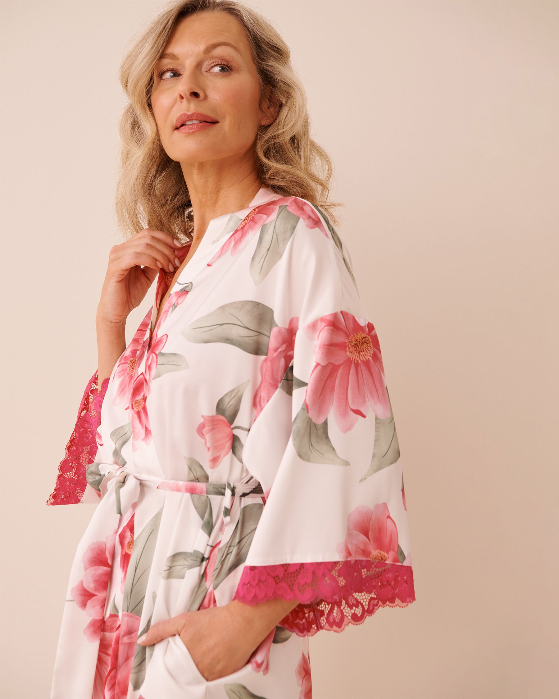LA VIE EN ROSE Kimono en satin bordure de dentelle imprimé camélia Blanc/Camélias 60600117 - Voir4