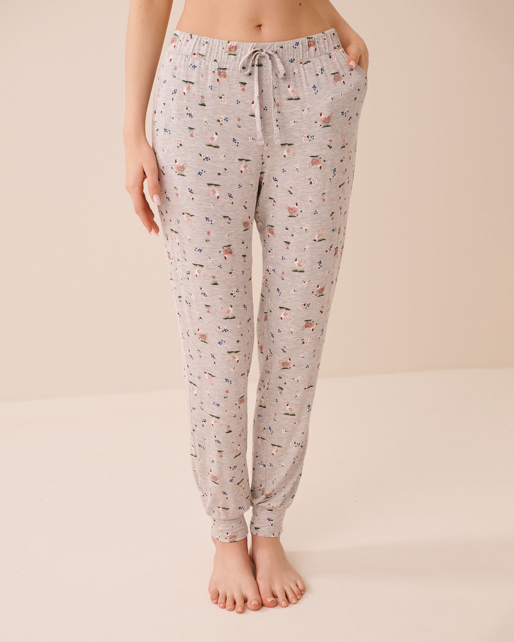 LA VIE EN ROSE Pantalon de pyjama jogger en jersey doux imprimé poules Gris/Poules 60200185 - View1