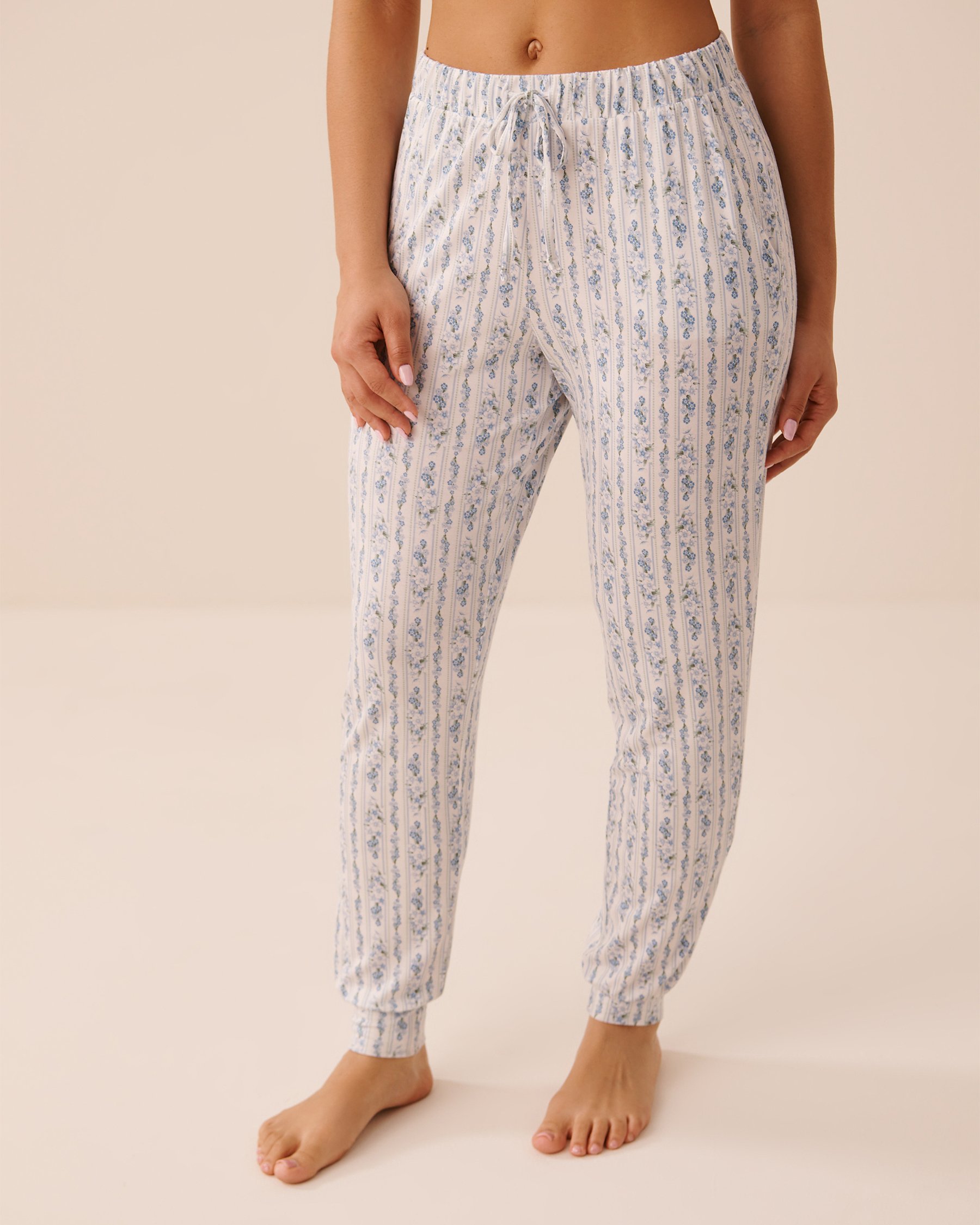 LA VIE EN ROSE Pantalon de pyjama jogger en jersey doux imprimé fleurs bleues Fleurs bleues/Rayures 60200185 - View1