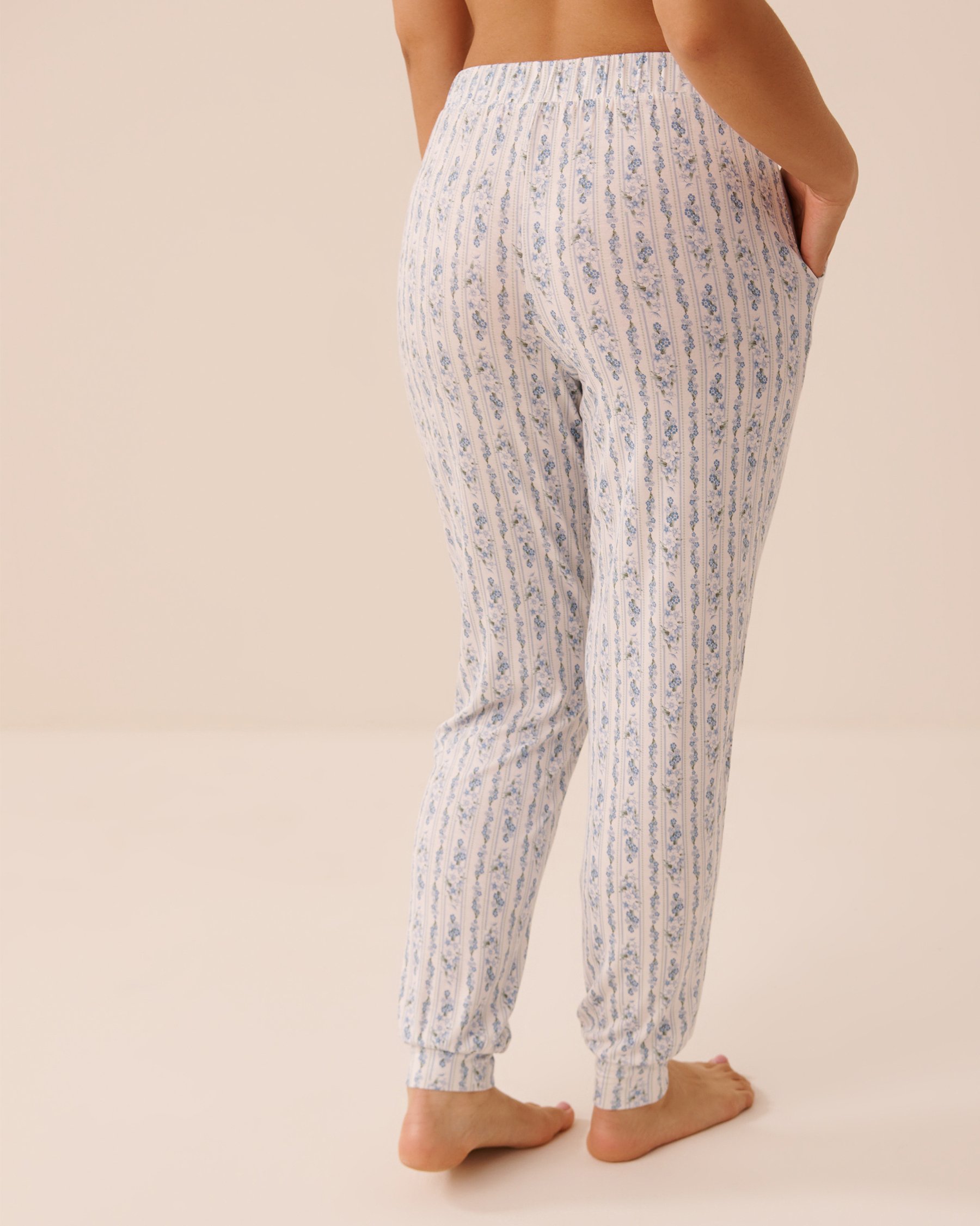 LA VIE EN ROSE Pantalon de pyjama jogger en jersey doux imprimé fleurs bleues Fleurs bleues/Rayures 60200185 - View2