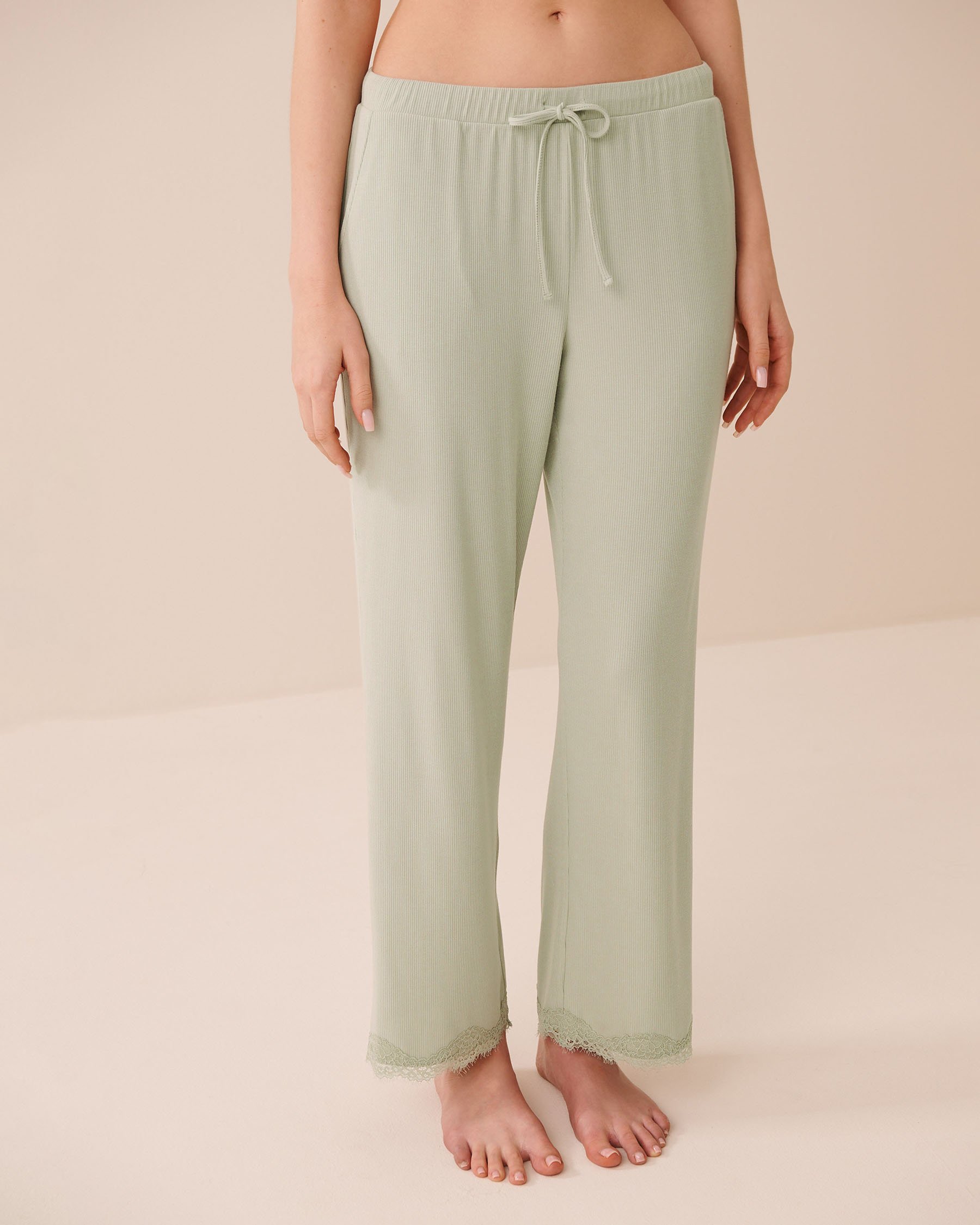 LA VIE EN ROSE Pantalon en modal côtelé et bordures de dentelle Vert pistache 60200181 - View1