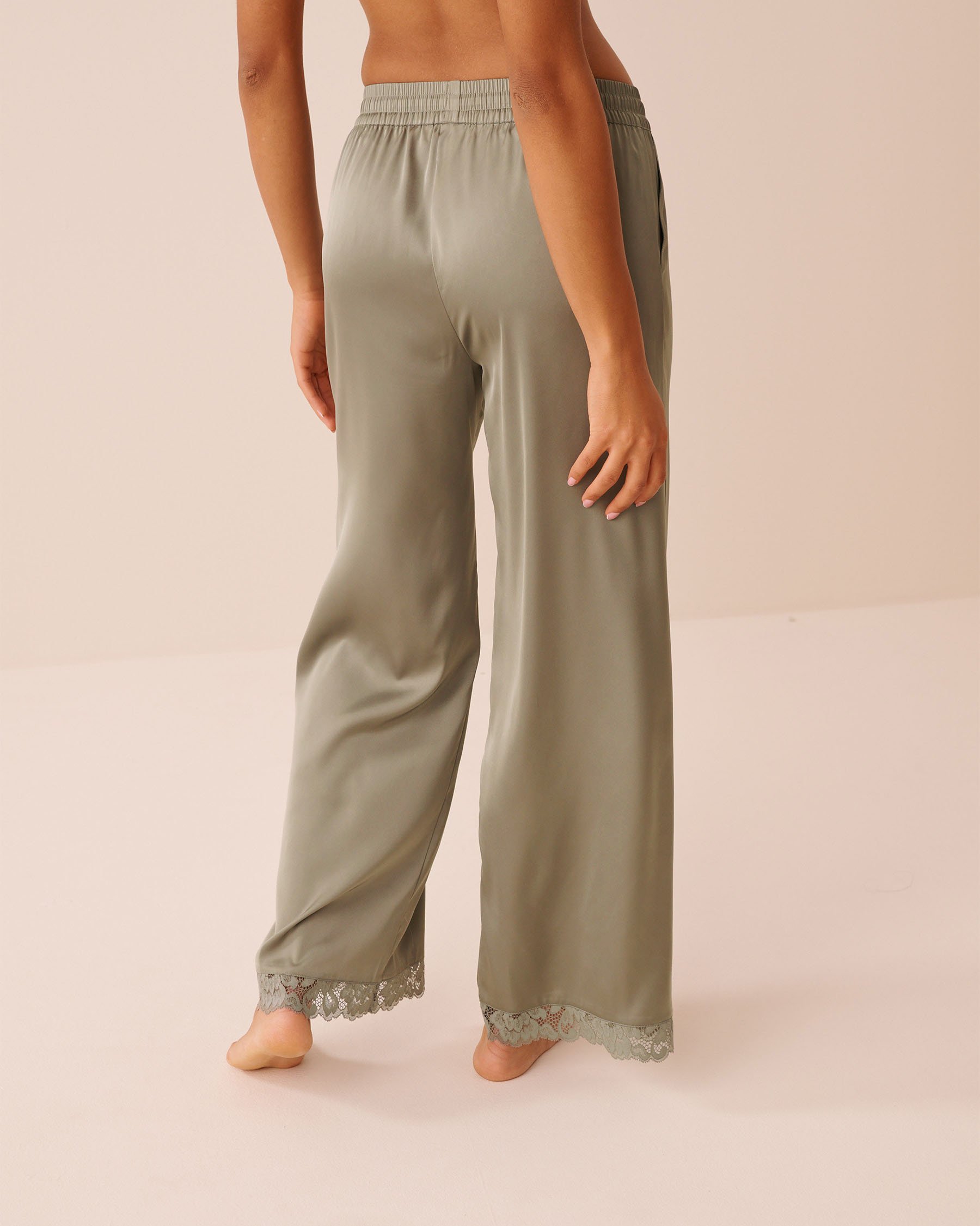 LA VIE EN ROSE Pantalon en satin bordure de dentelle Vert sauge 60200176 - View2