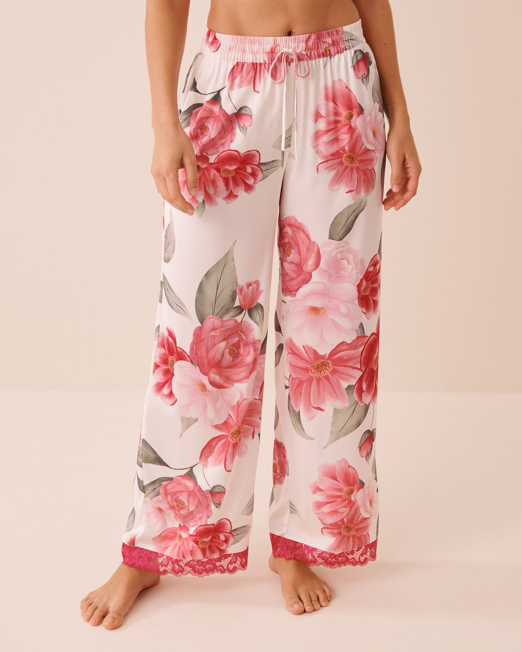 LA VIE EN ROSE Pantalon en satin bordure de dentelle imprimé camélia Blanc/Camélias 60200176 - View1