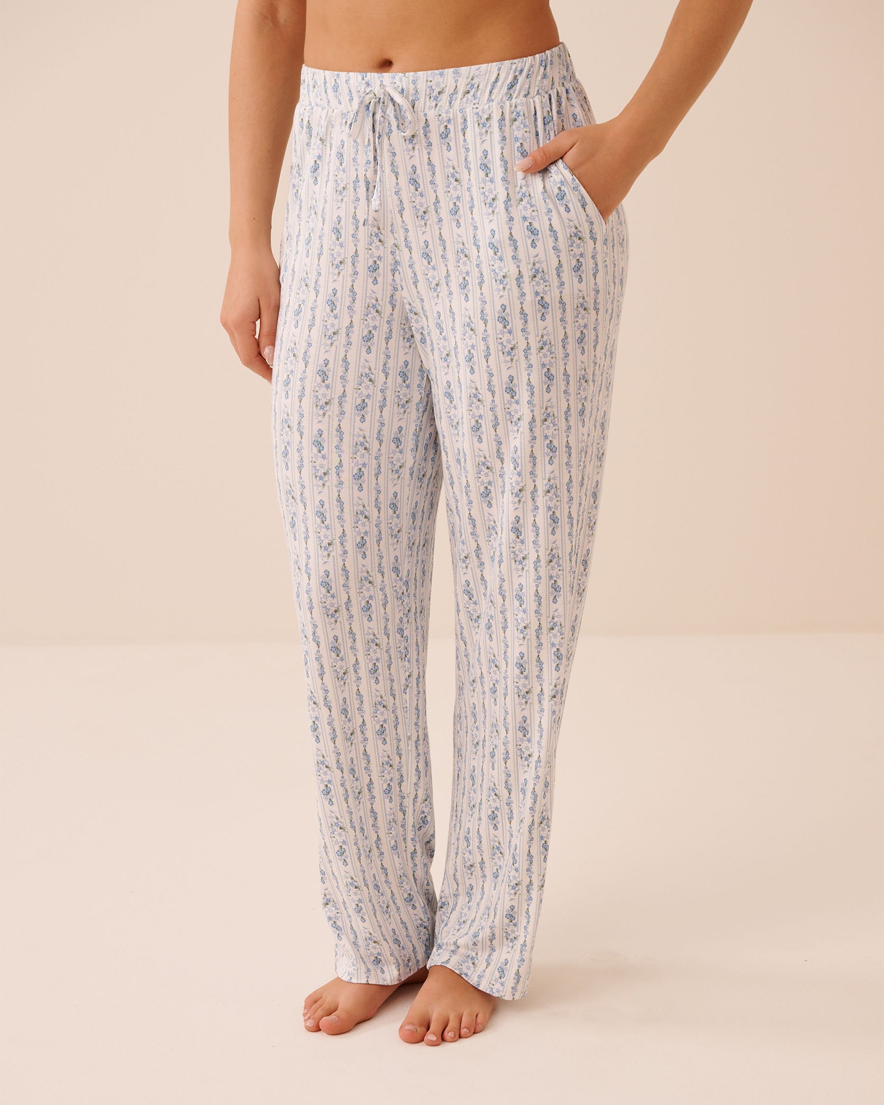 LA VIE EN ROSE Pantalon de pyjama en jersey doux imprimé fleurs bleues Fleurs bleues/Rayures 60200184 - View1