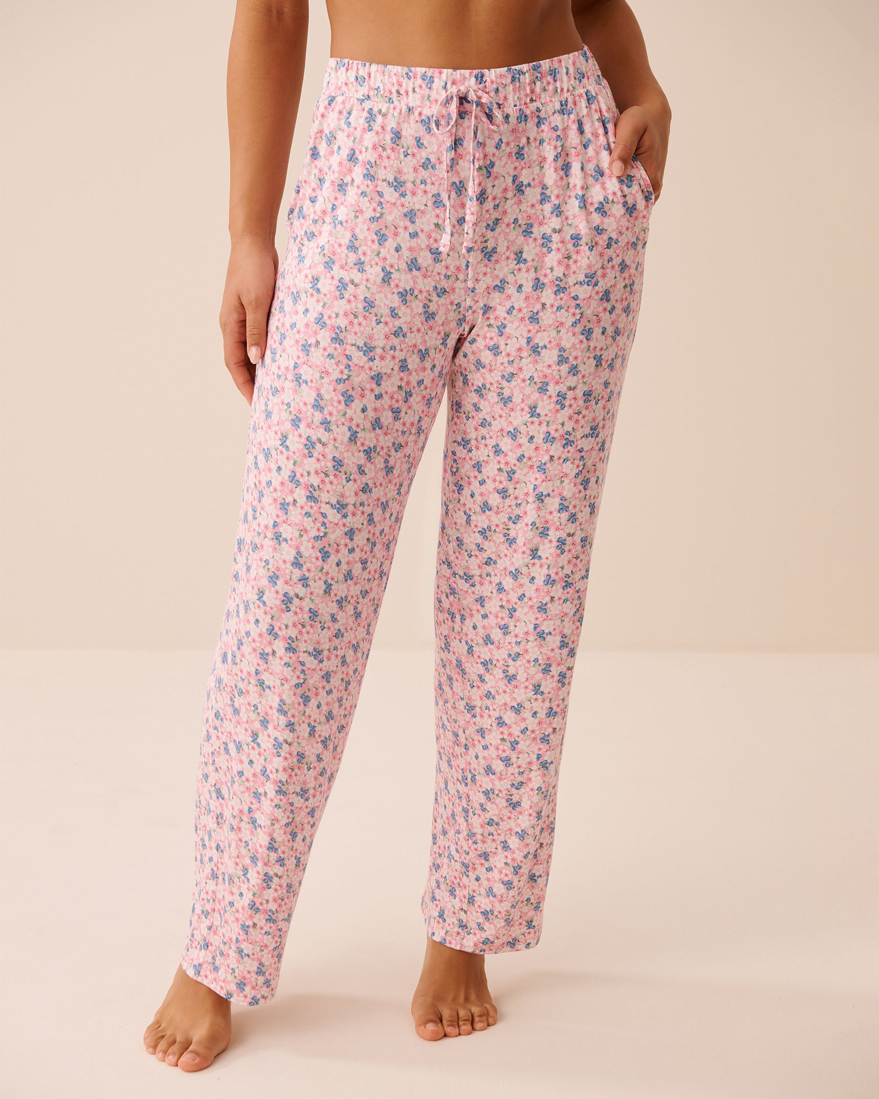 LA VIE EN ROSE Pantalon de pyjama en jersey doux imprimé fleurs et baies Fleurs roses/Bleuets 60200184 - View1
