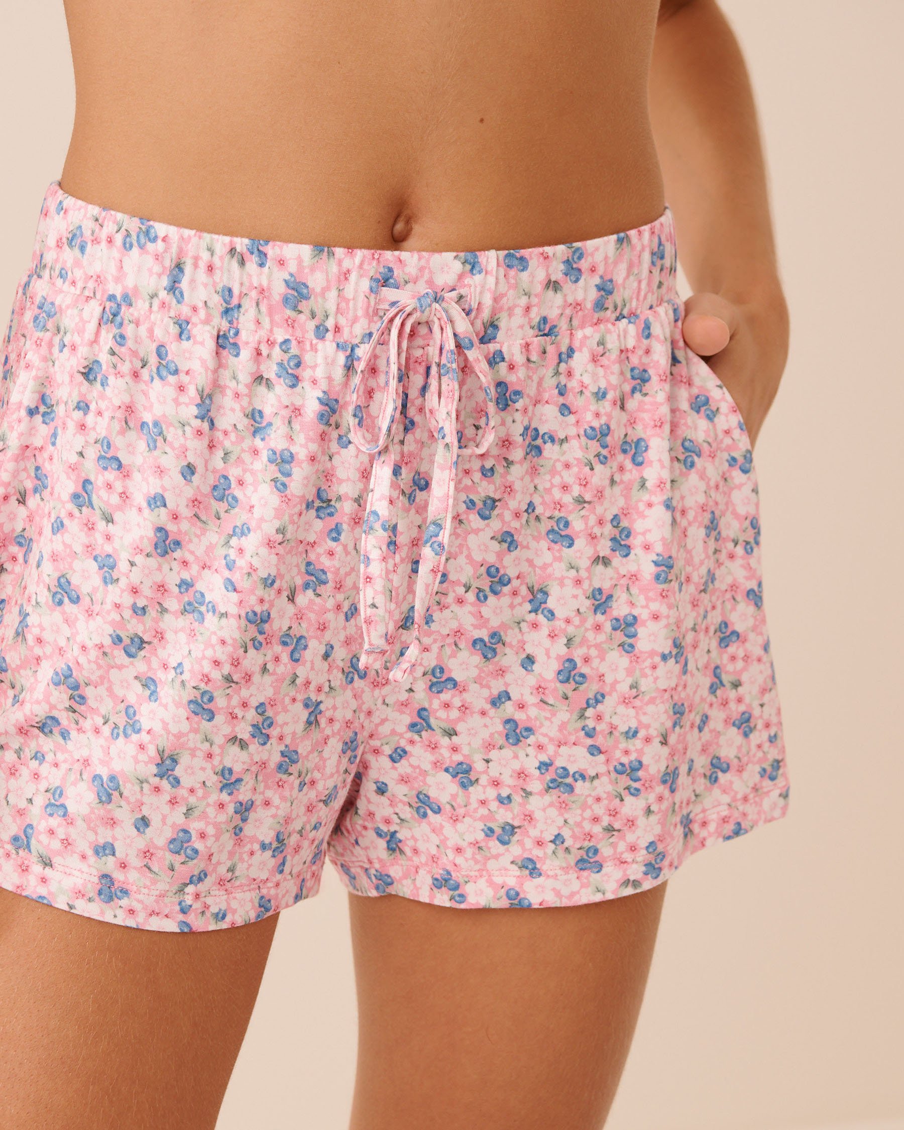 LA VIE EN ROSE Short de pyjama en jersey doux imprimé fleurs et baies Fleurs roses/Bleuets 60200182 - View1