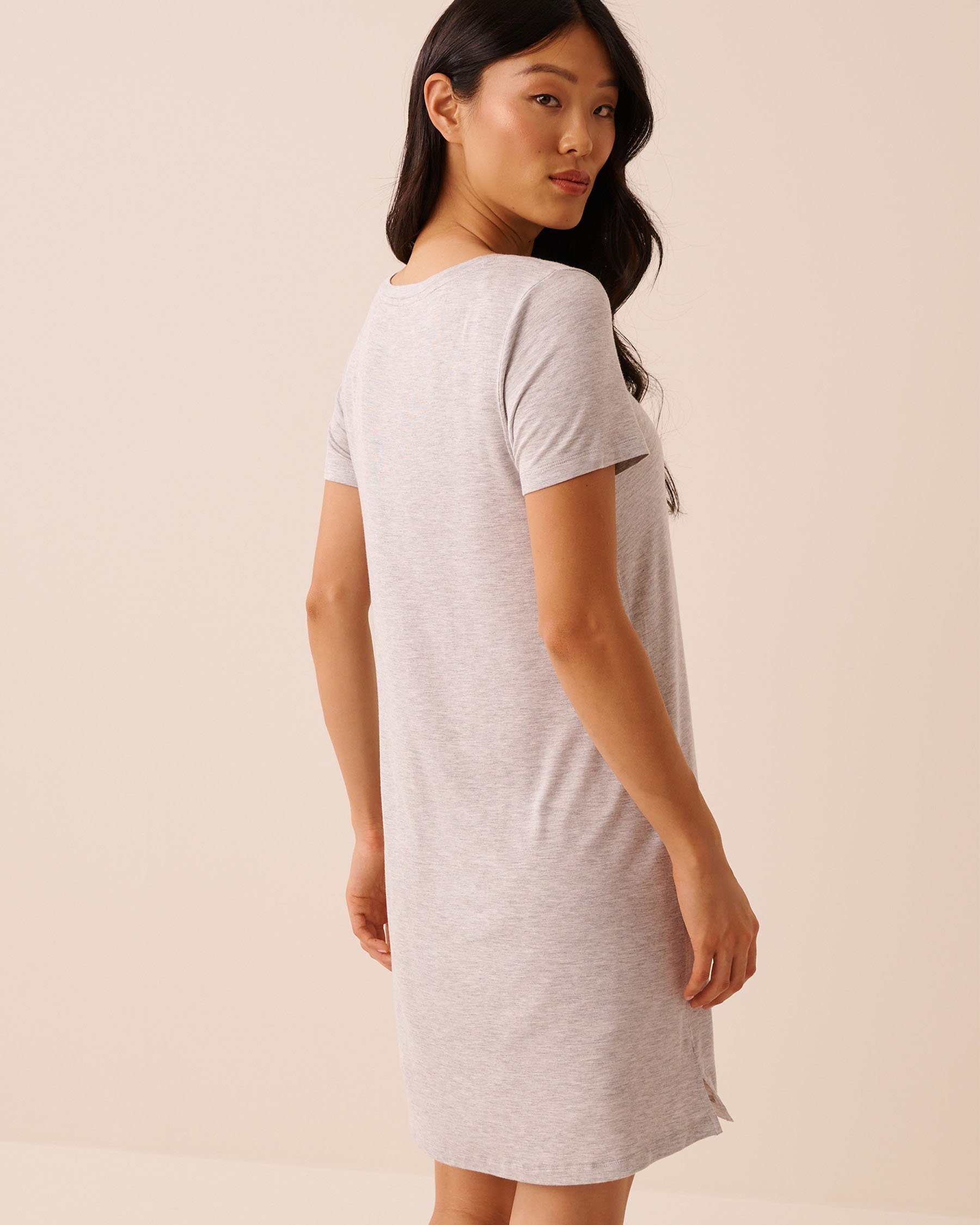 LA VIE EN ROSE Chemise de nuit en jersey doux imprimé baies Gris/Bleuets 60500238 - View2