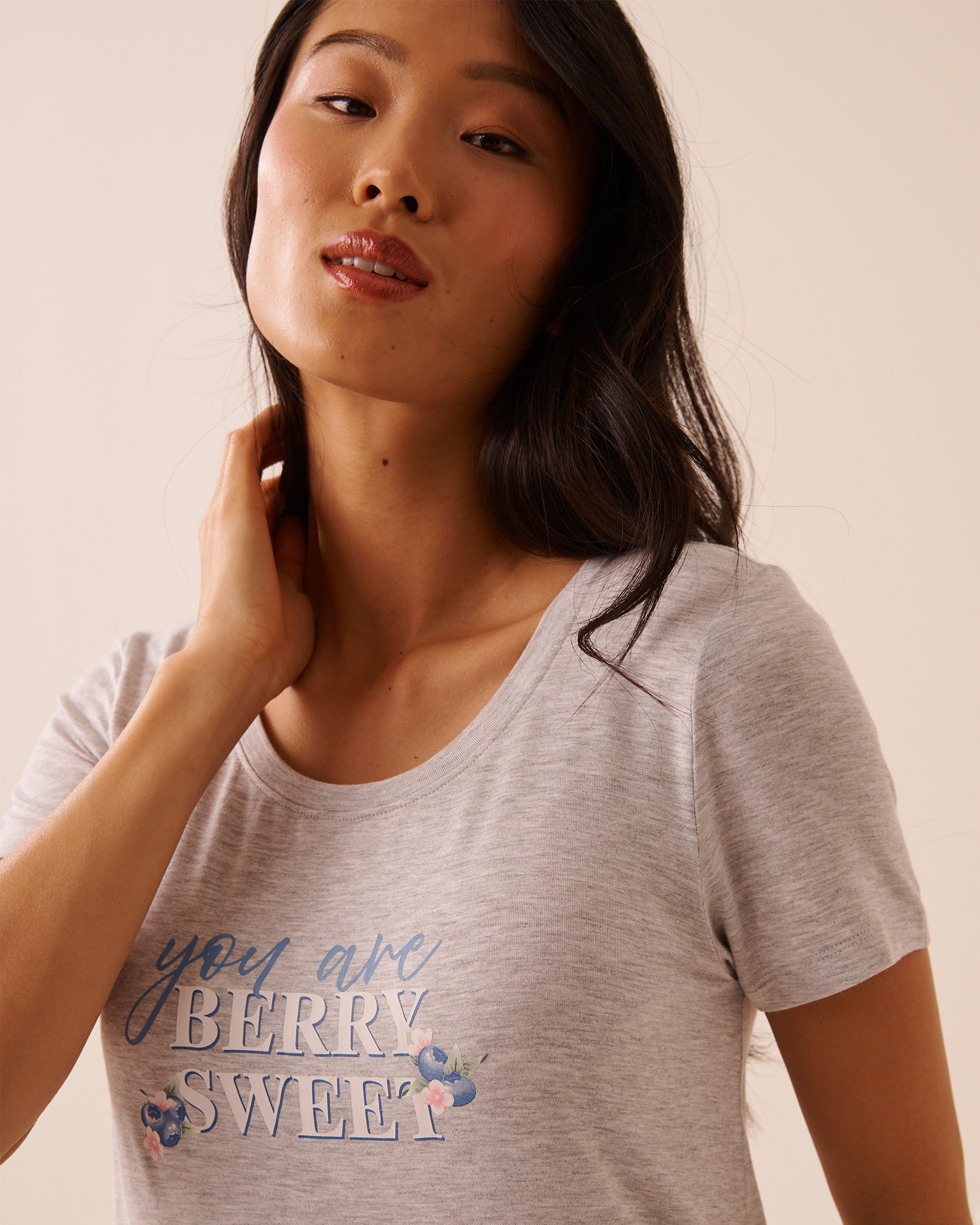 LA VIE EN ROSE Chemise de nuit en jersey doux imprimé baies Gris/Bleuets 60500238 - View3