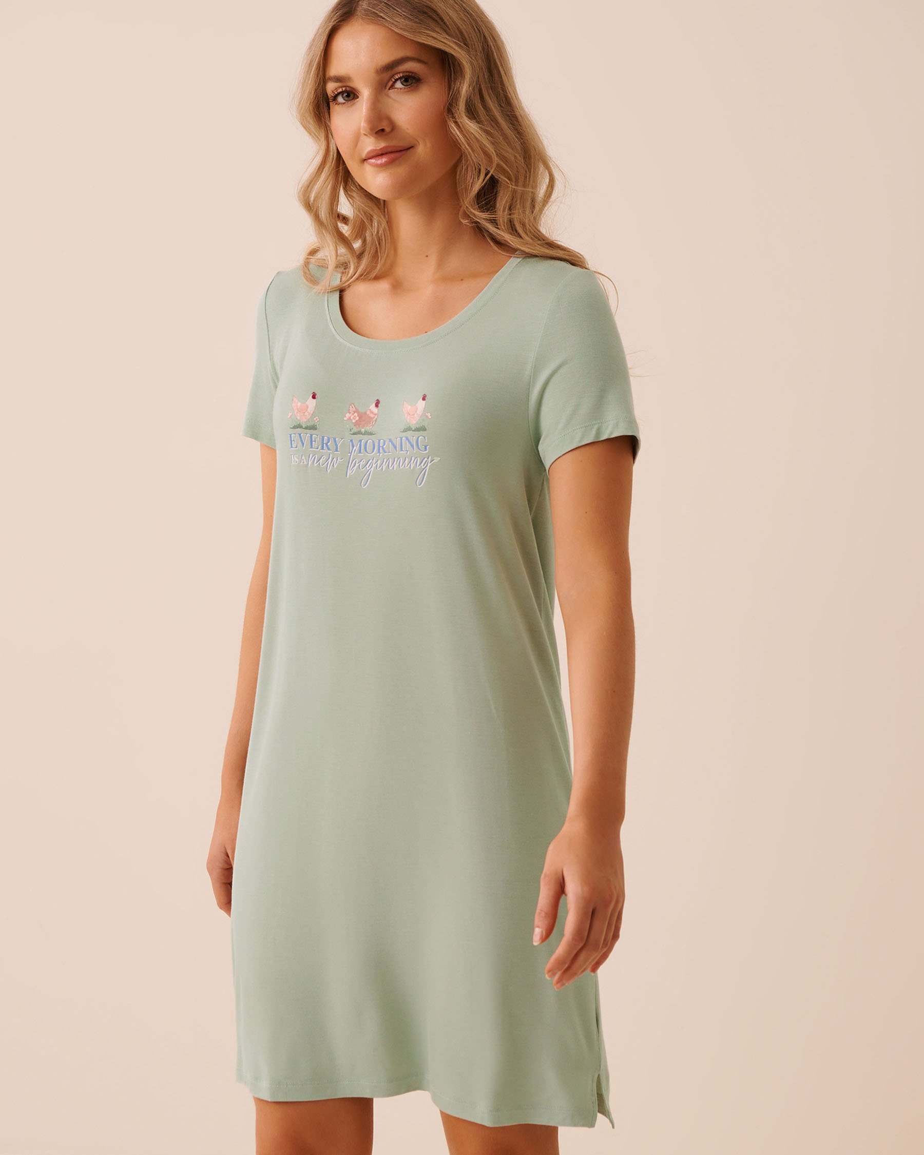 LA VIE EN ROSE Chemise de nuit en jersey doux imprimé poules Vert/Poules 60500238 - View1