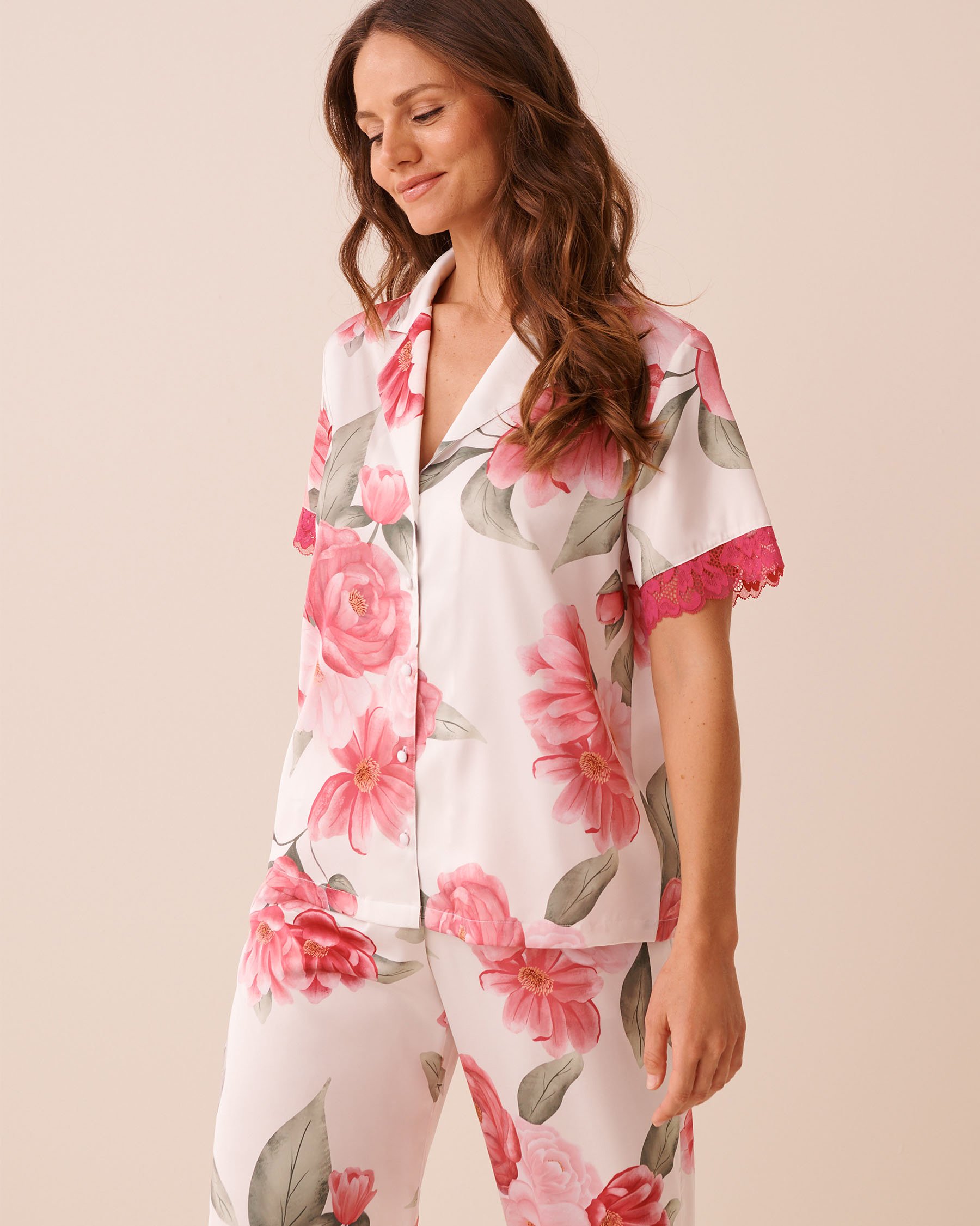 LA VIE EN ROSE Chemisier en satin bordure de dentelle imprimé camélia Blanc/Camélias 60100184 - View1