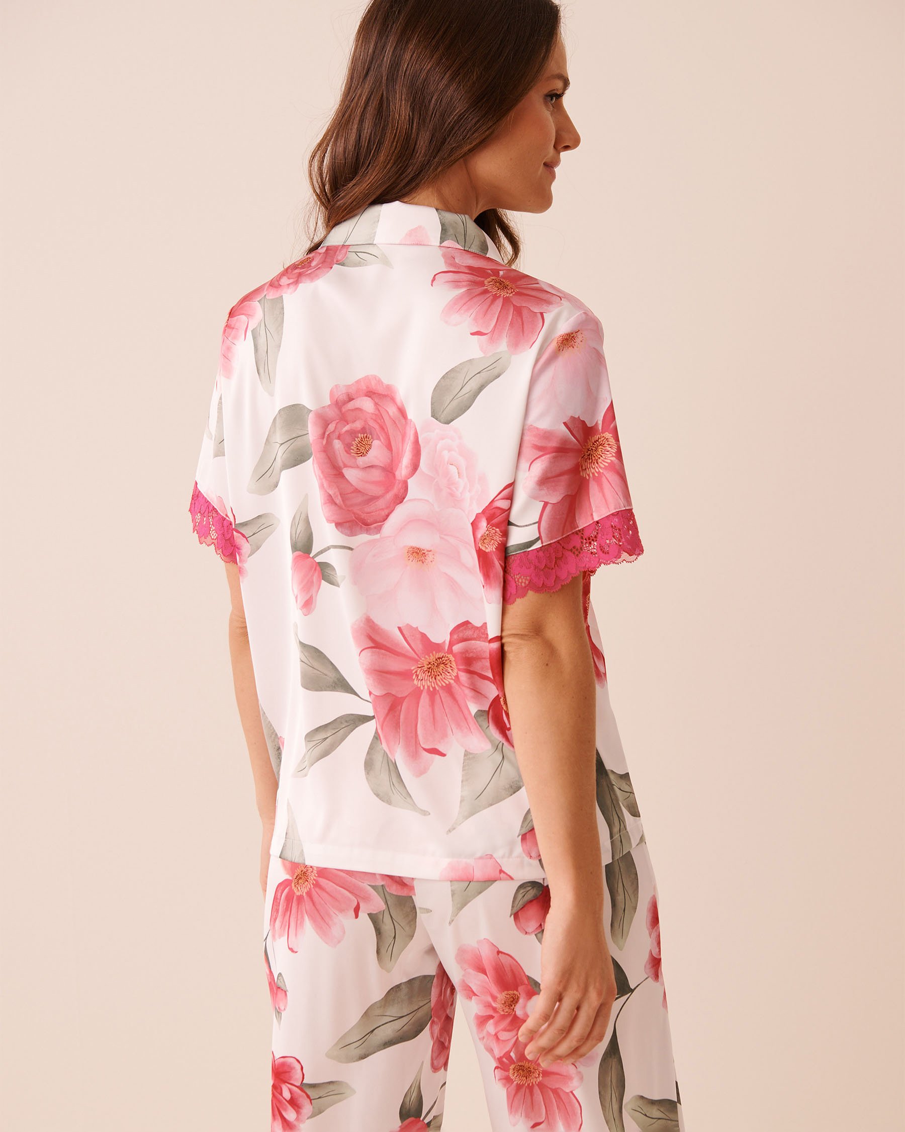 LA VIE EN ROSE Chemisier en satin bordure de dentelle imprimé camélia Blanc/Camélias 60100184 - View2