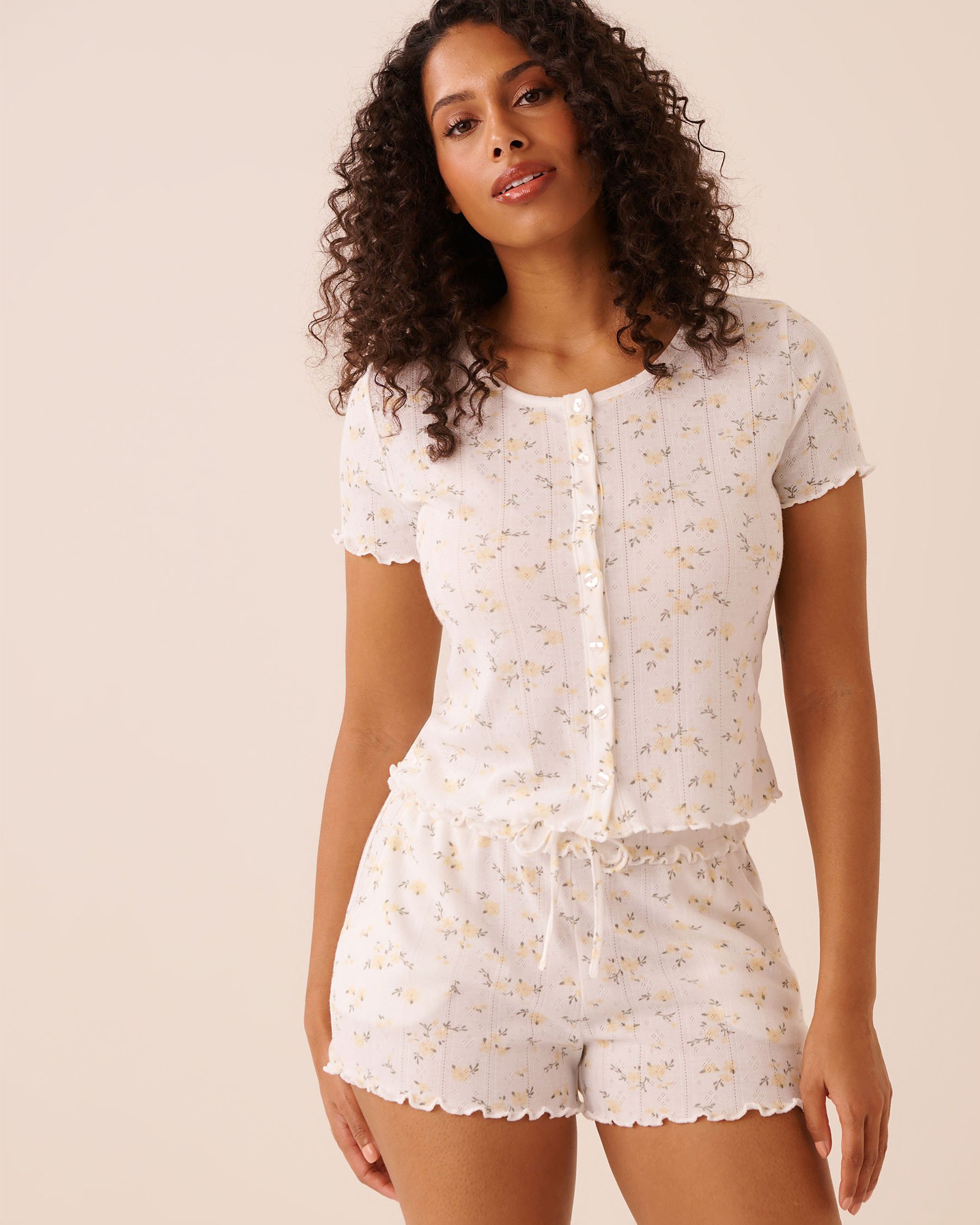 LA VIE EN ROSE T-shirt en pointelle à volants et imprimé floral Fleurs jaunes 40100856 - View1