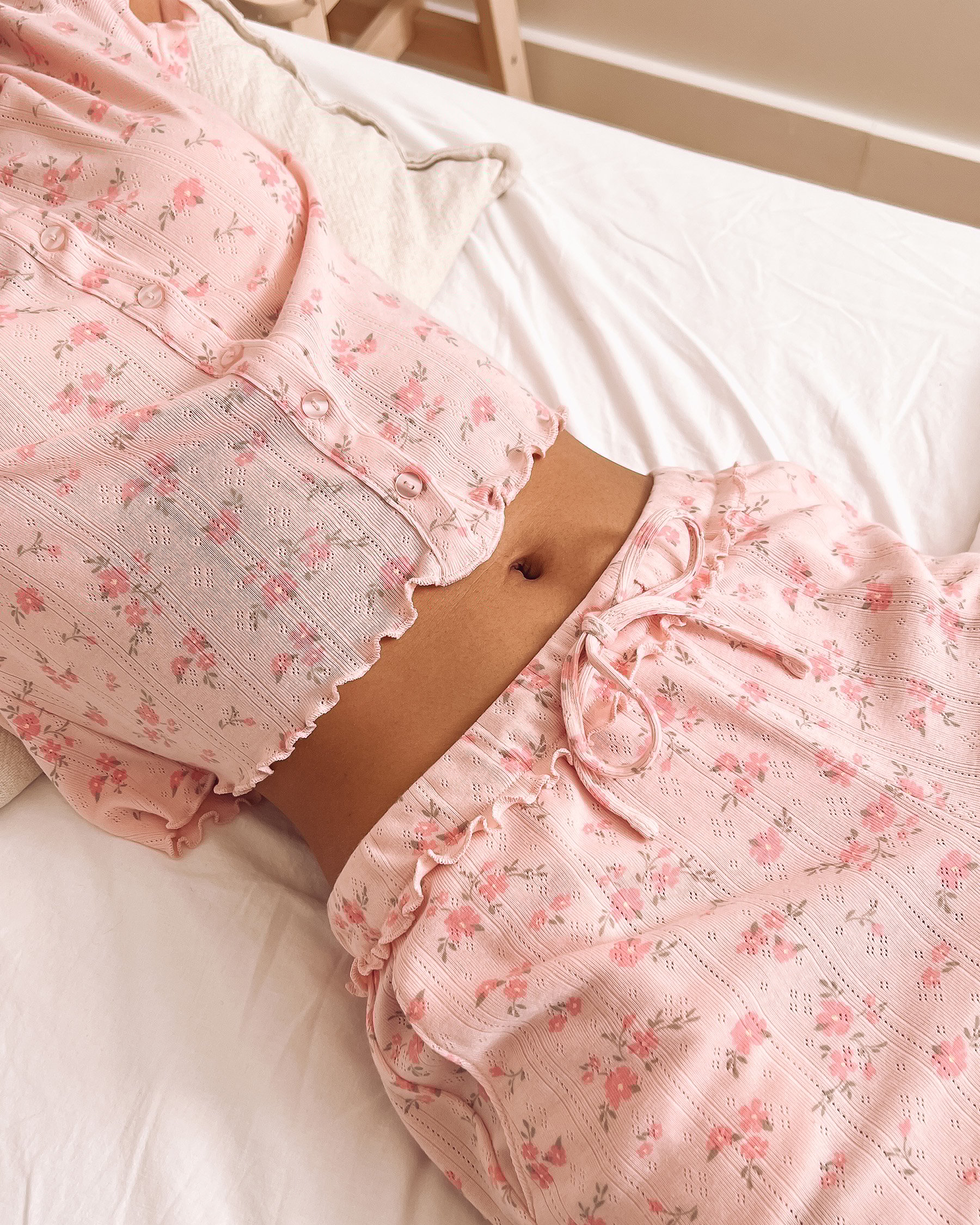 LA VIE EN ROSE Pantalon de pyjama en pointelle à volants et imprimé floral Fleurs roses 40200838 - View3