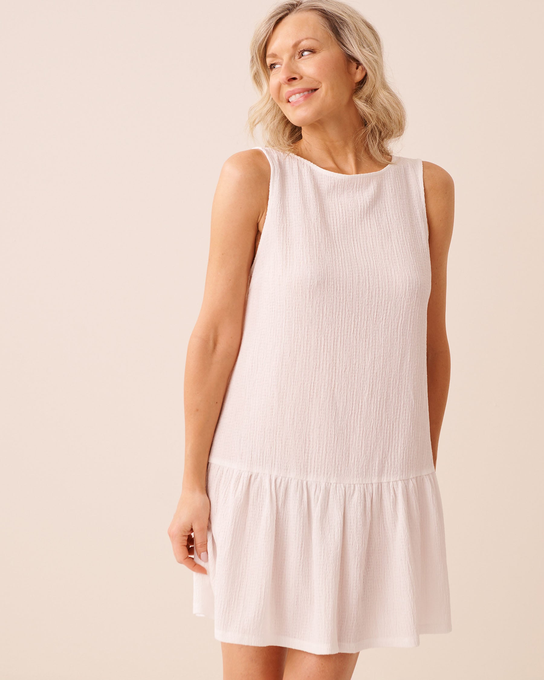 LA VIE EN ROSE AQUA Ruffled Crepe Knit Short Dress White 80300140 - View1