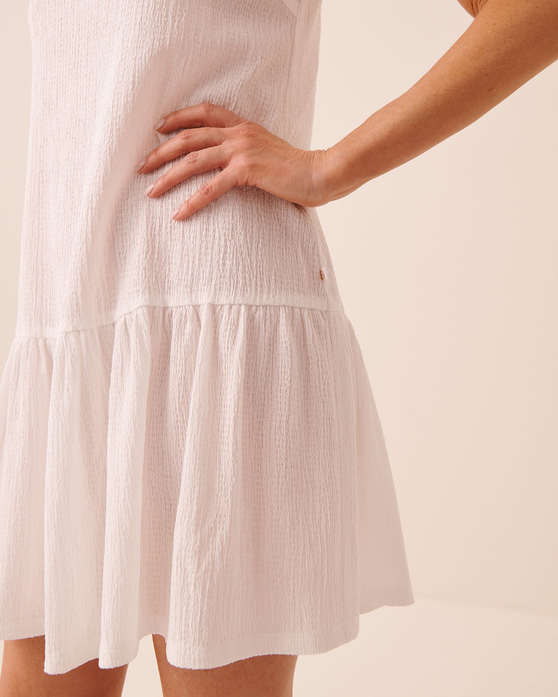 LA VIE EN ROSE AQUA Ruffled Crepe Knit Short Dress White 80300140 - View3