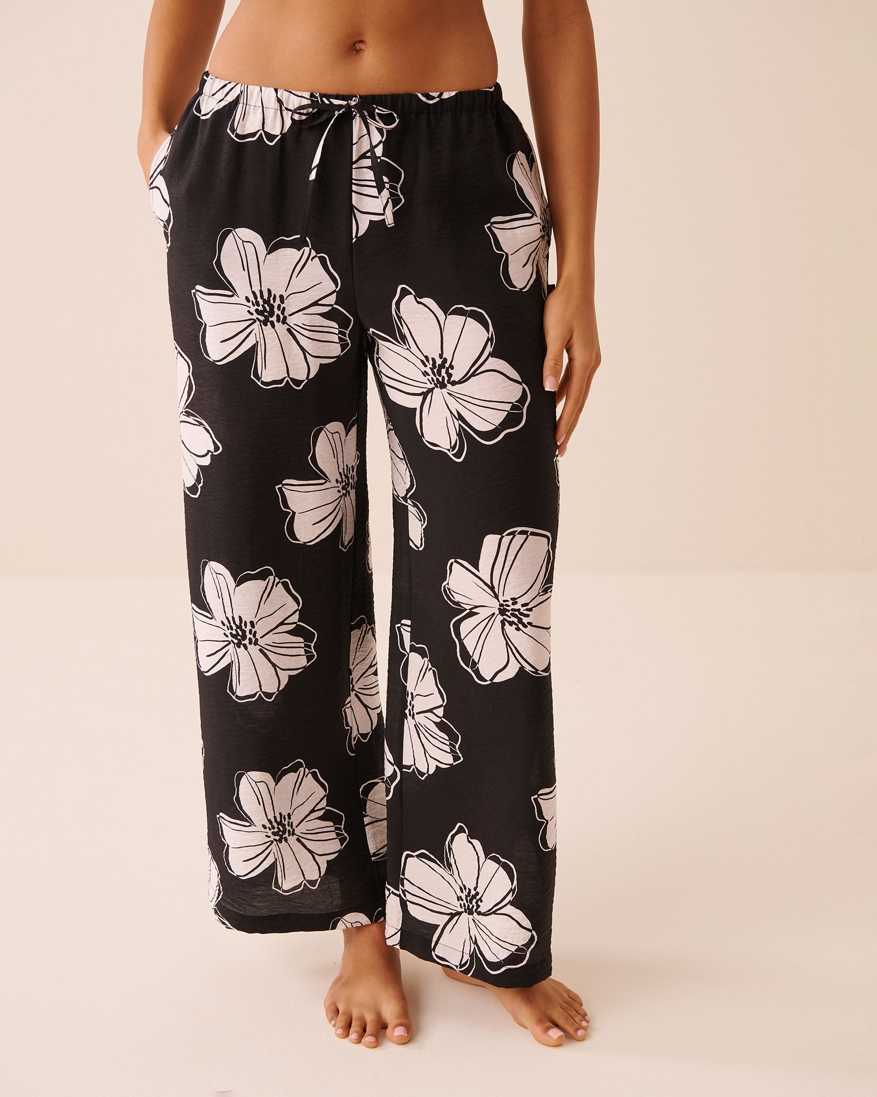 LA VIE EN ROSE AQUA Pantalon jambe large imprimé tropical Hibiscus noir 80200101 - View1